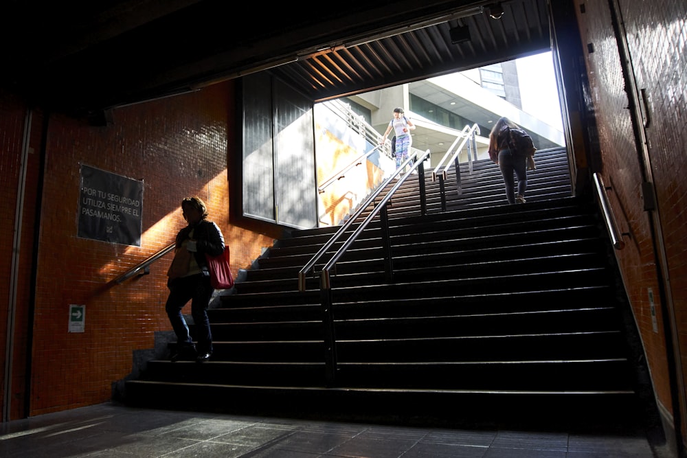 Gente subiendo escaleras