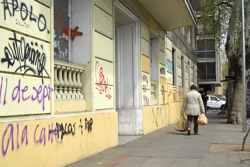 une personne marchant sur un trottoir