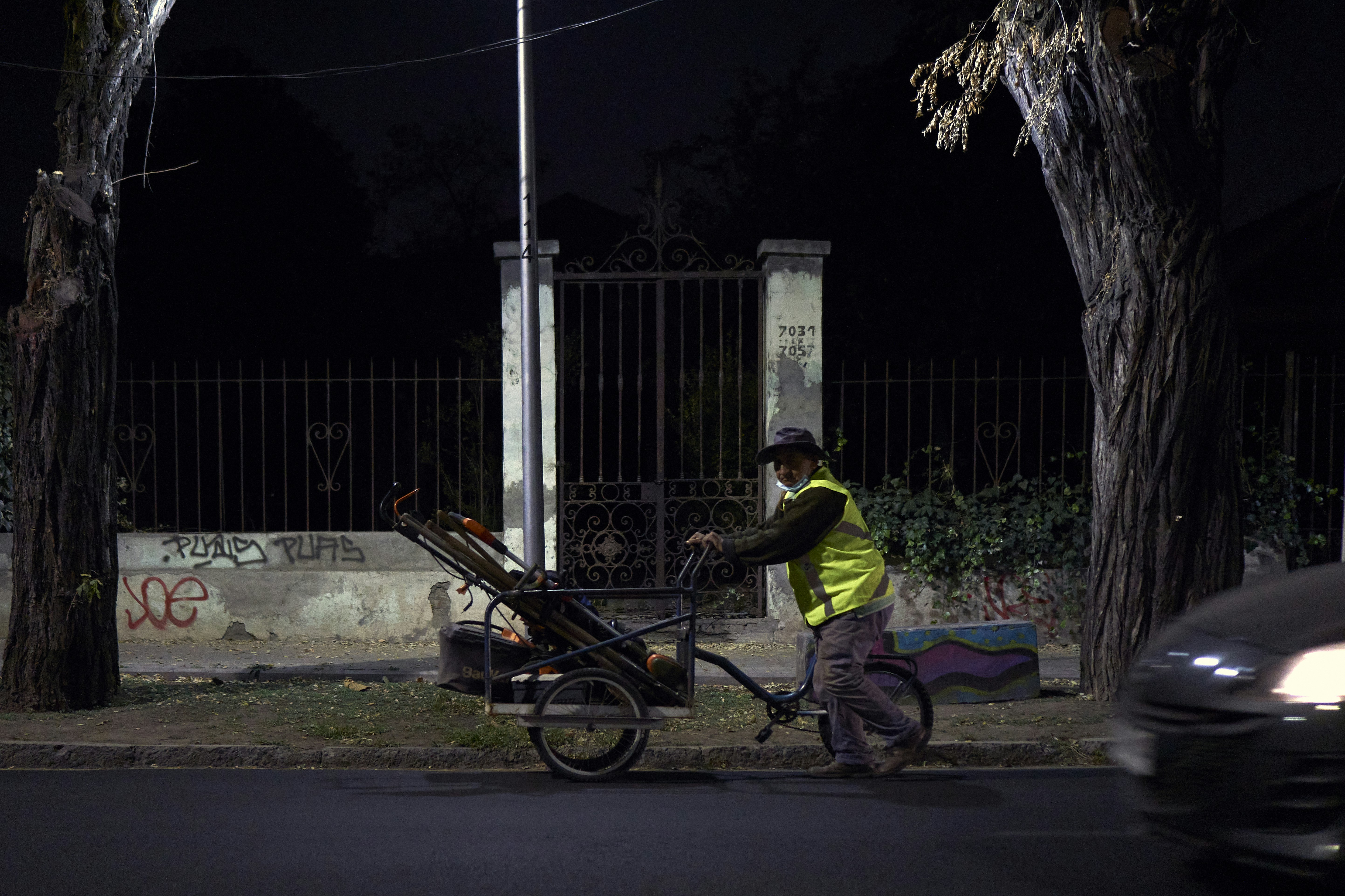una persona con una bicicleta