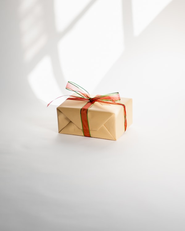 Kraftpapier-Geschenkbox mit Schleife