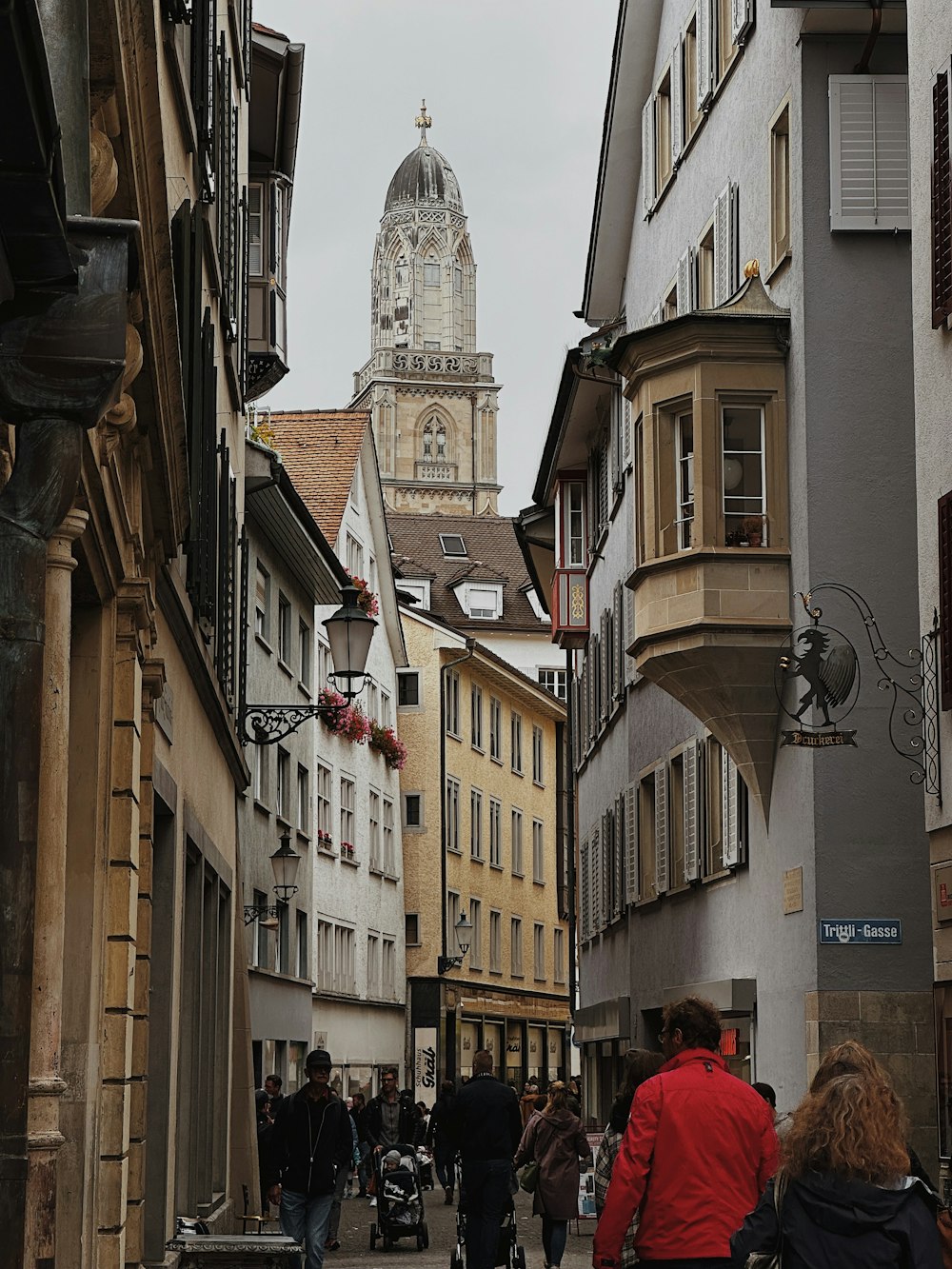 persone che camminano in una città