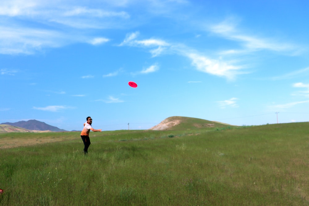 a man throwing a frisbee