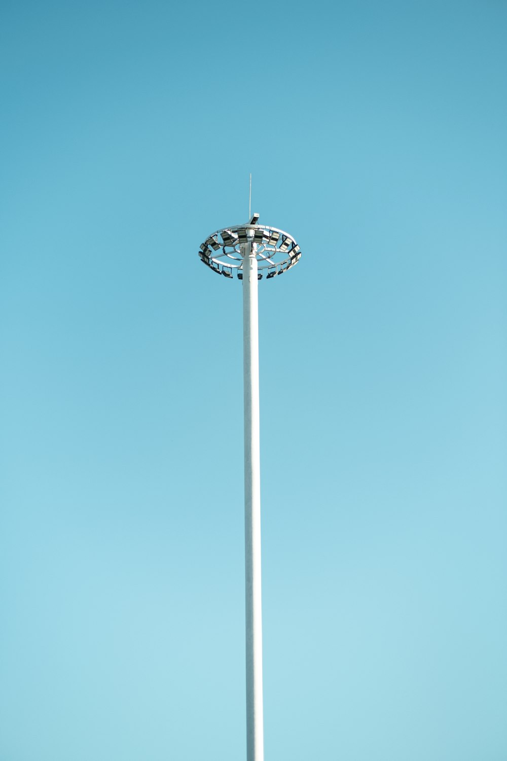 a tall antenna on a pole