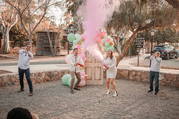 Révélation en fumée colorée lors d'une gender reveal en extérieur