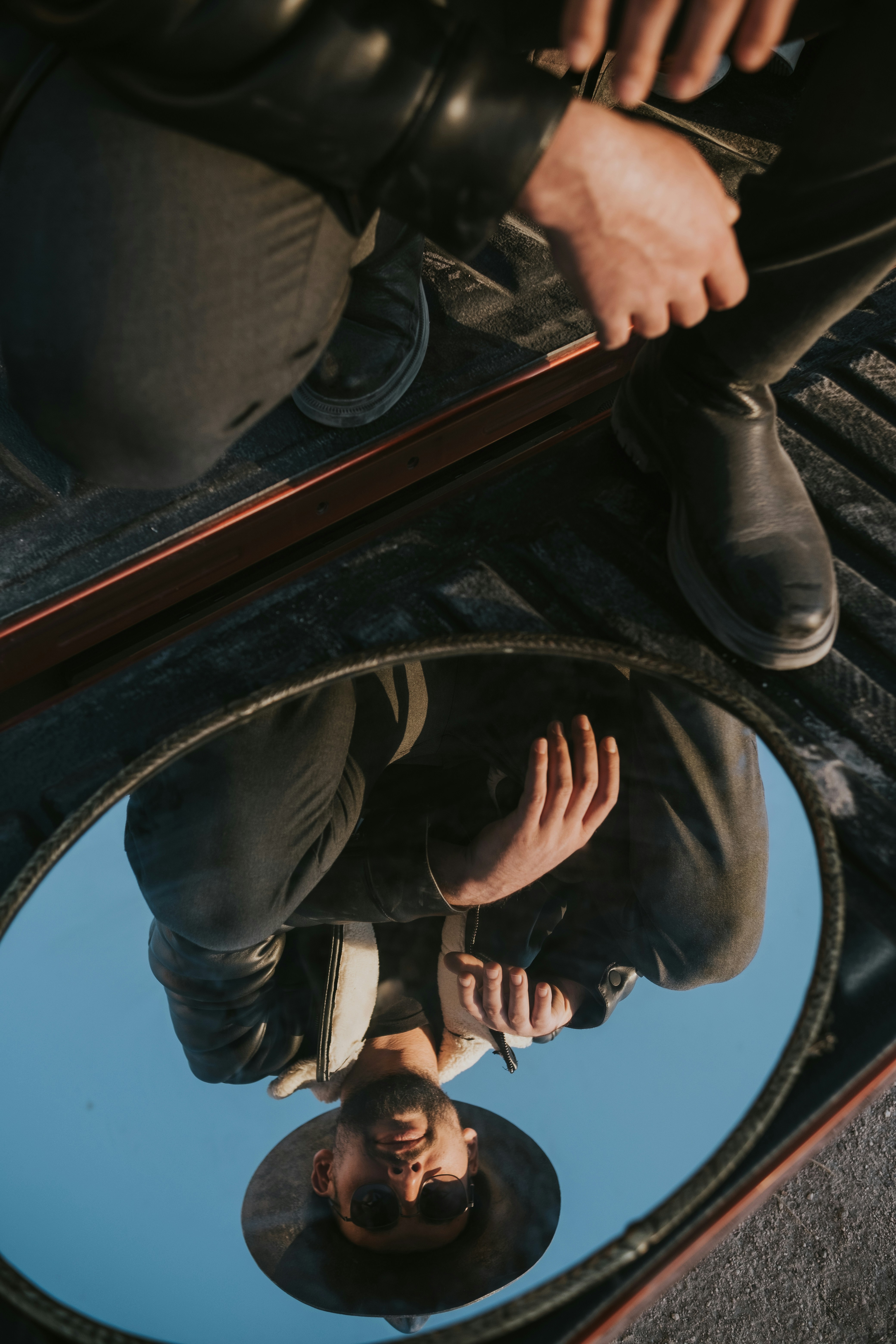 Eine Gruppe von Menschen sitzt auf einer Bank