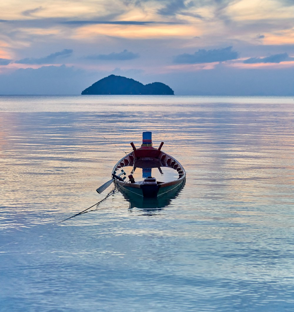 Un barco en el agua