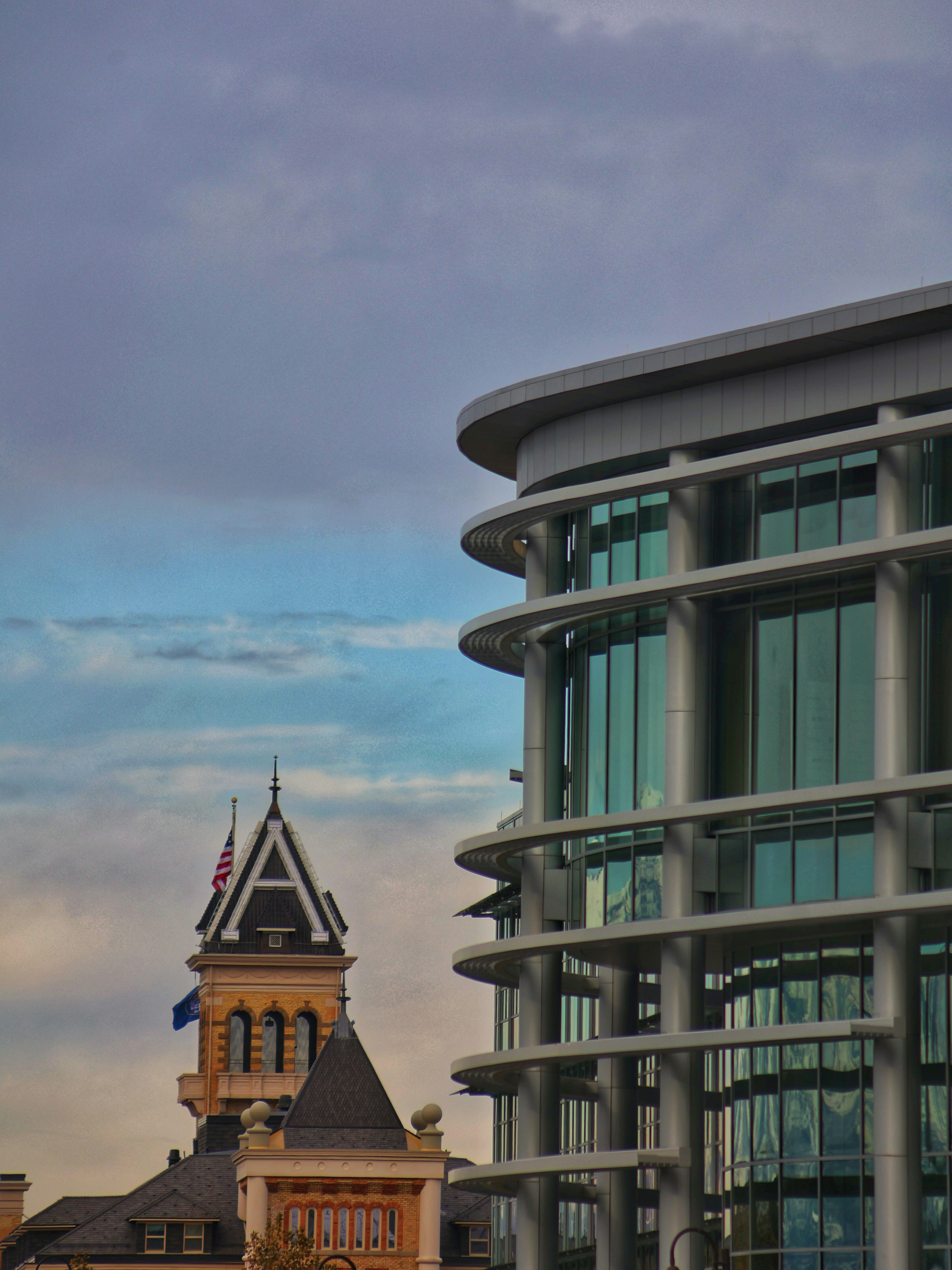 Ein Gebäude mit Turm