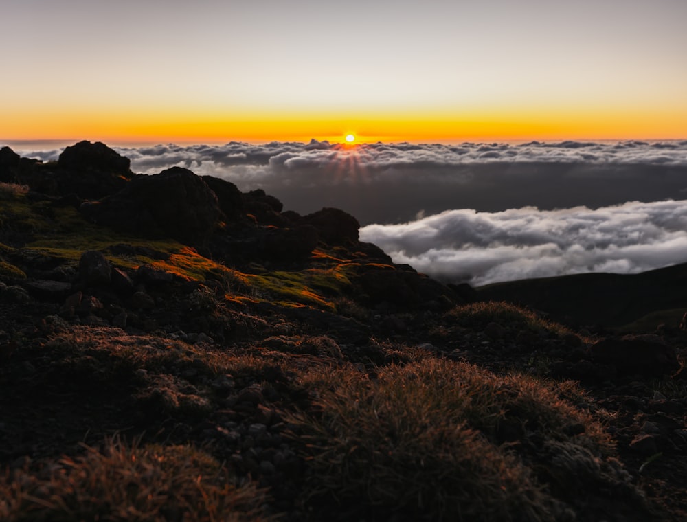 Una puesta de sol sobre una montaña