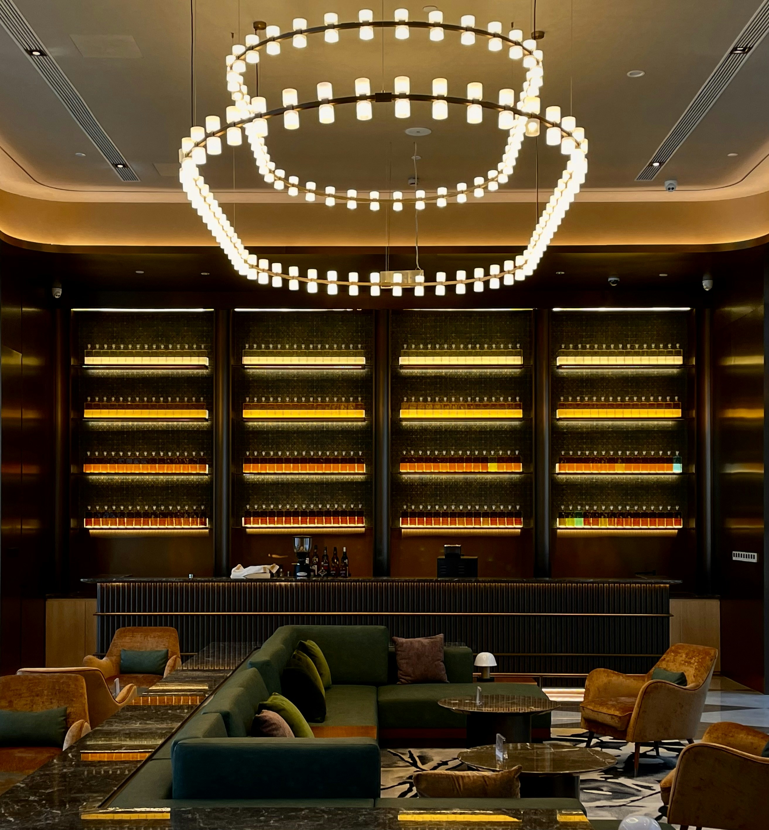 Espace VIP de La Fekandine avec canapés en velours sombre, table de bouteilles premium et lumières dorées tamisées