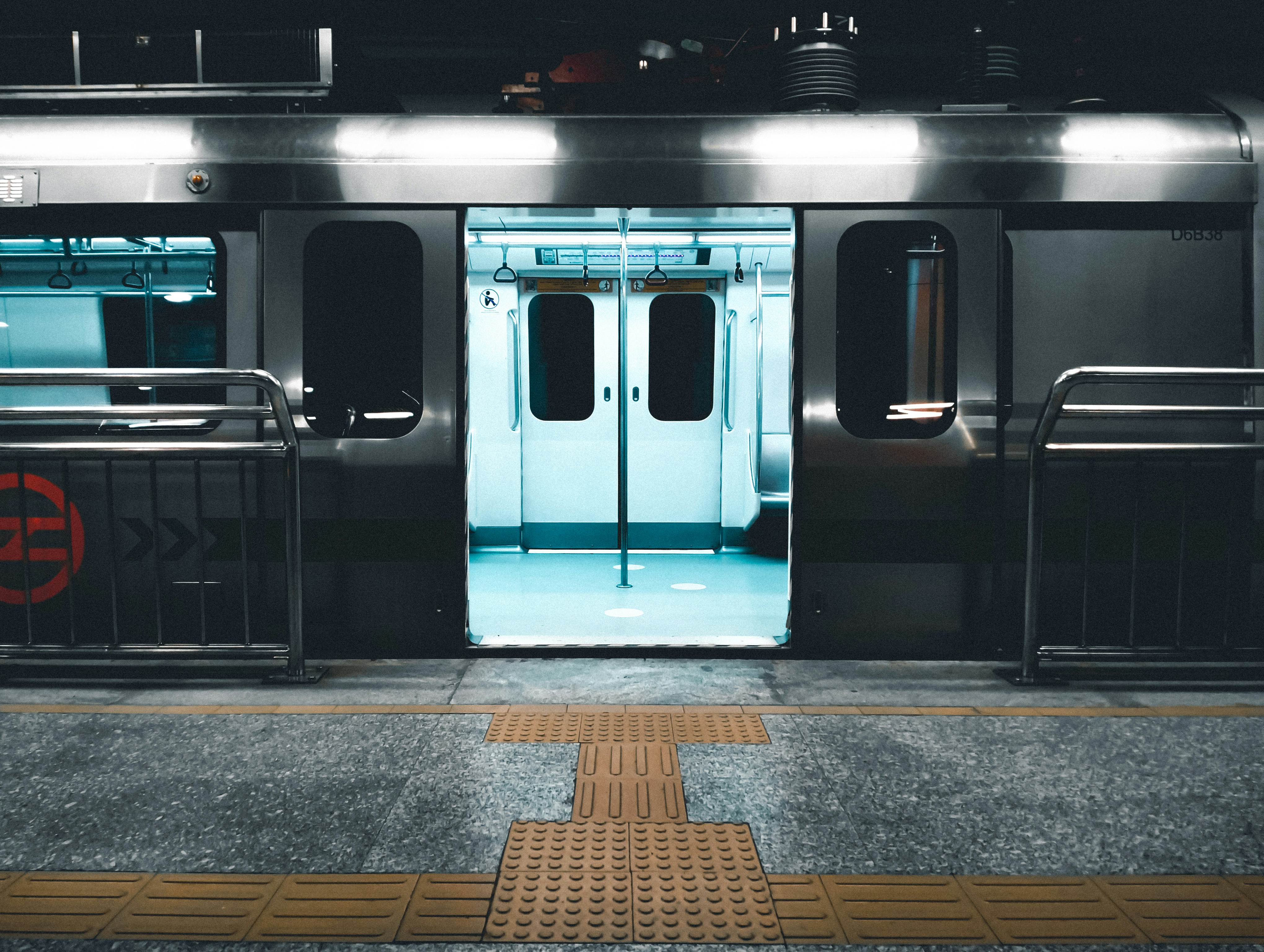 Un train avec portes