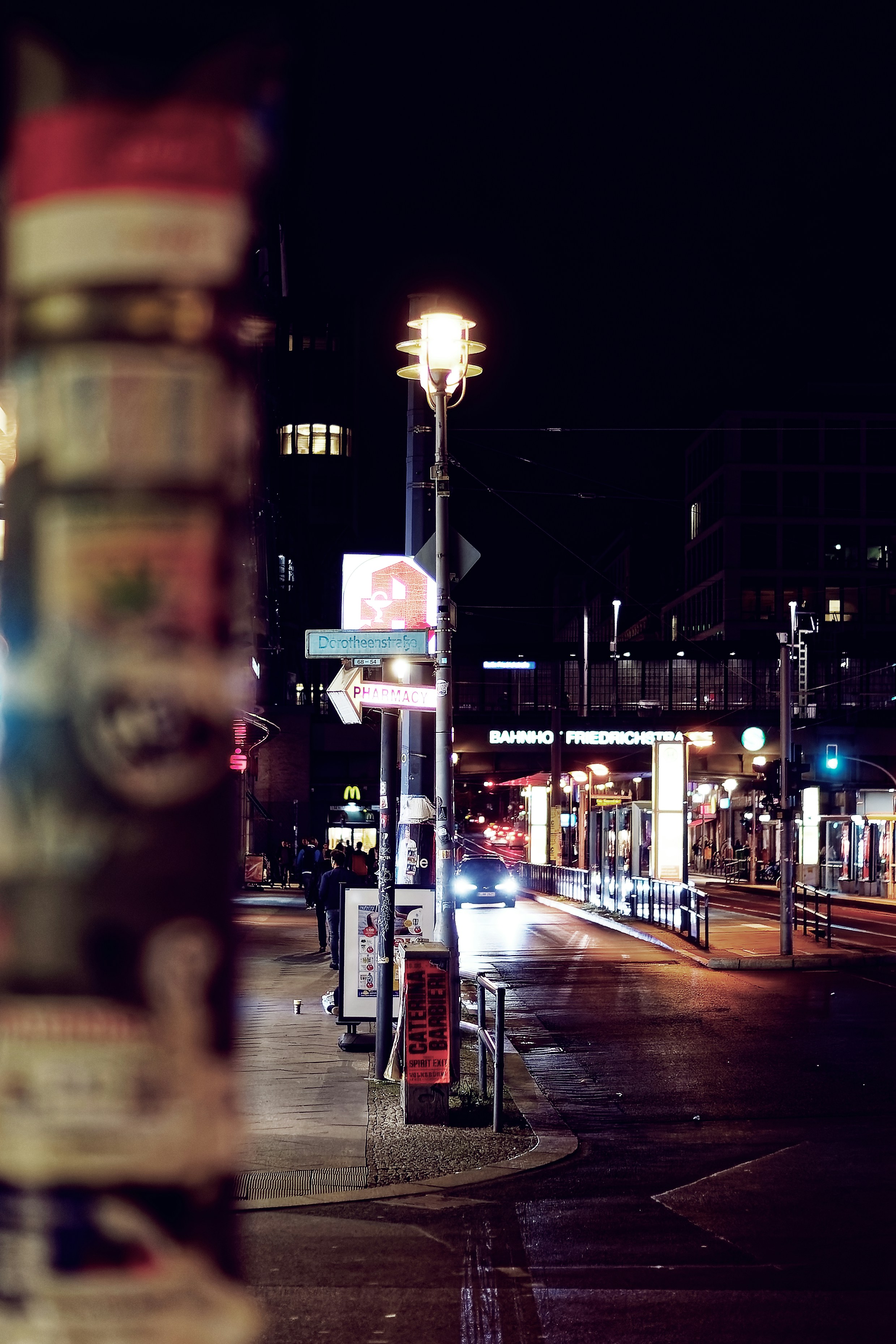 eine Straßenecke bei Nacht