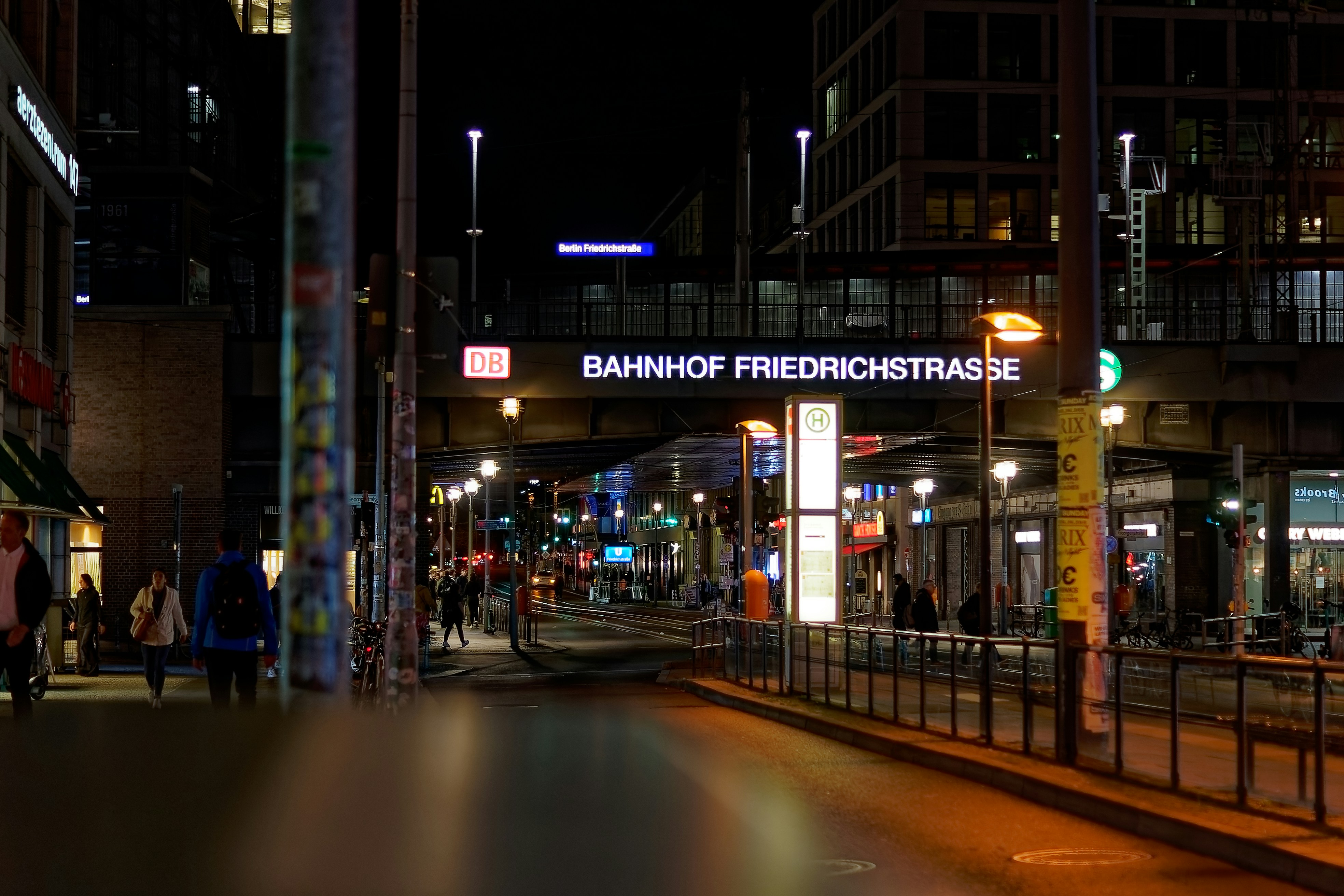 eine Straße mit Menschen und Gebäuden auf beiden Seiten