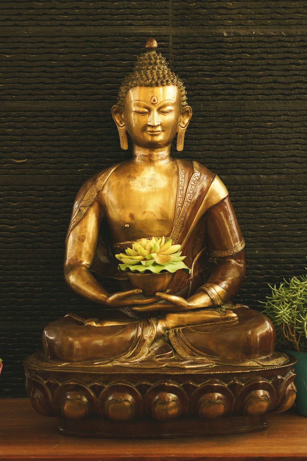 uma estátua dourada de buddha