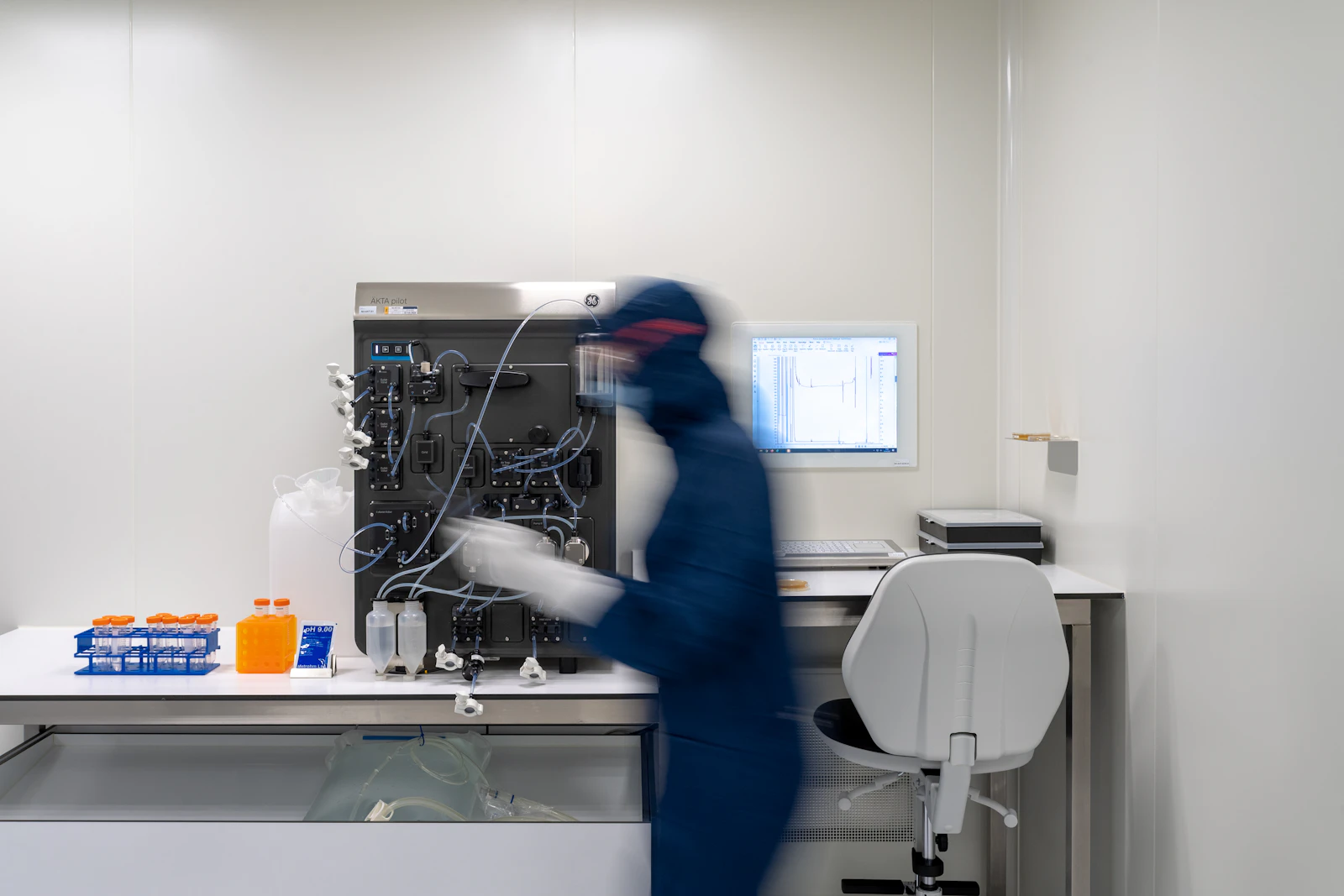 Profissional de saúde com máscara e equipamento de proteção em ambiente com exposição a agentes biológicos insalubres