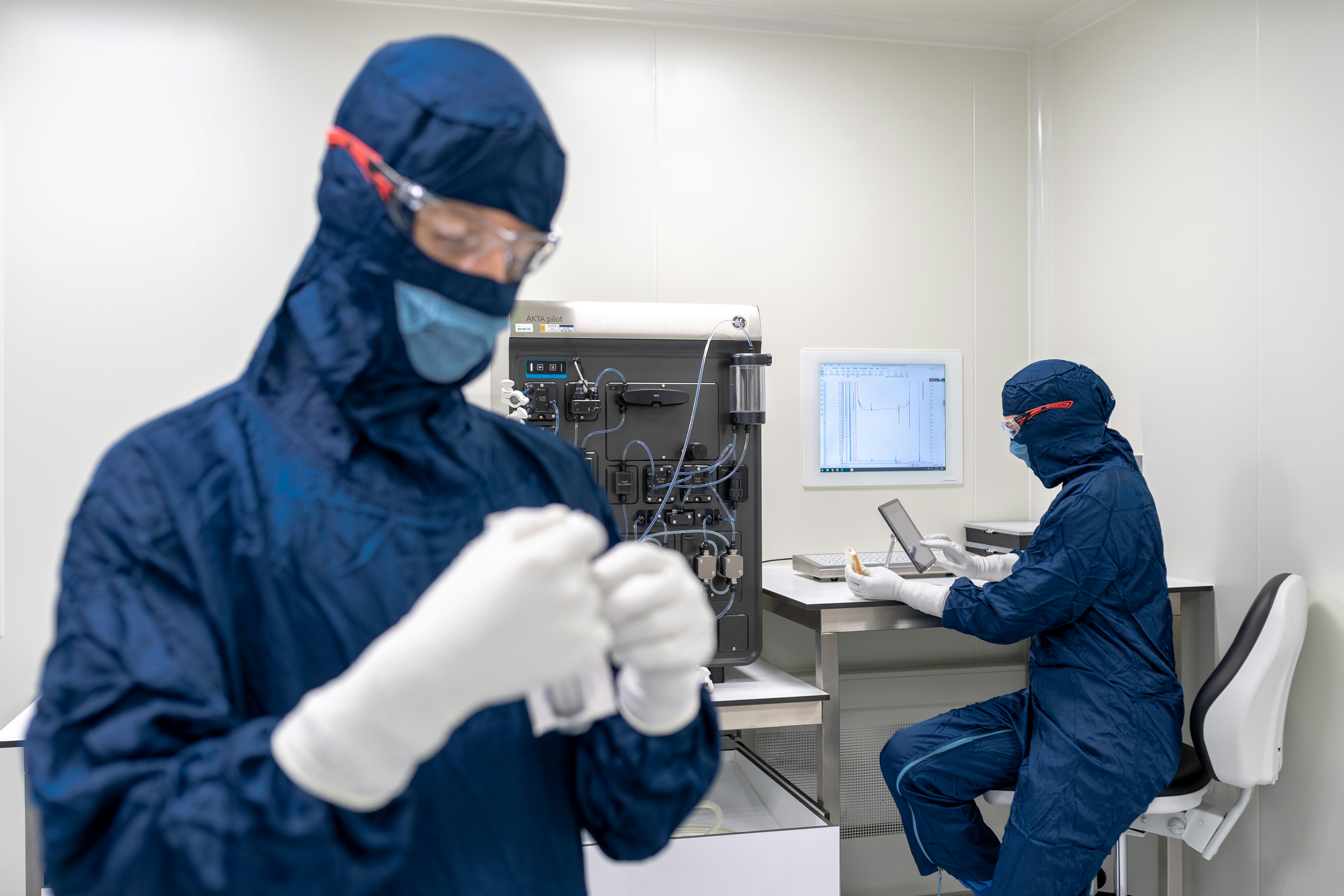 cleanroom engineer inspecting semiconductor silicon wafer