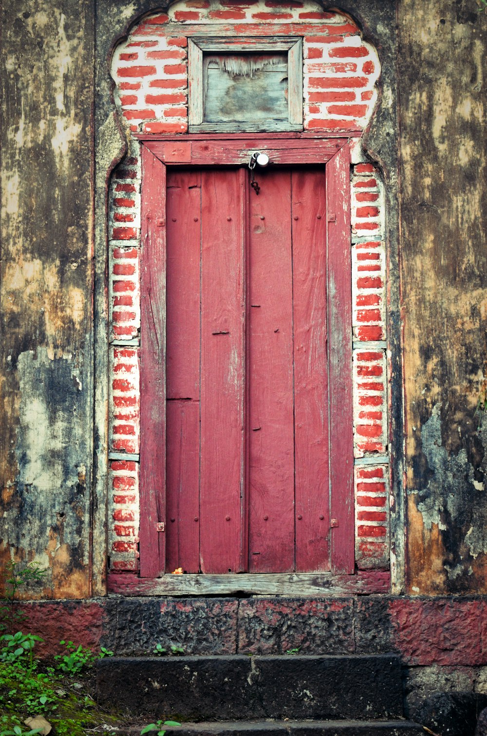 uma porta vermelha em um edifício