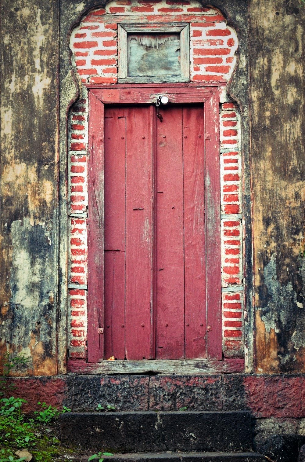 Une porte rouge sur un bâtiment