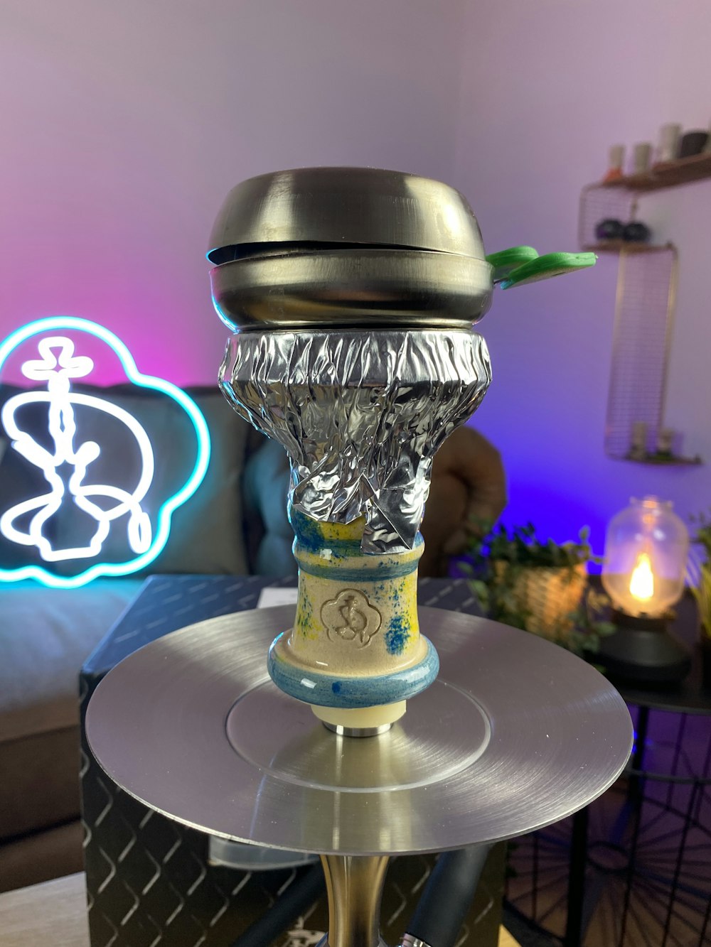 un vase en verre avec un couvercle