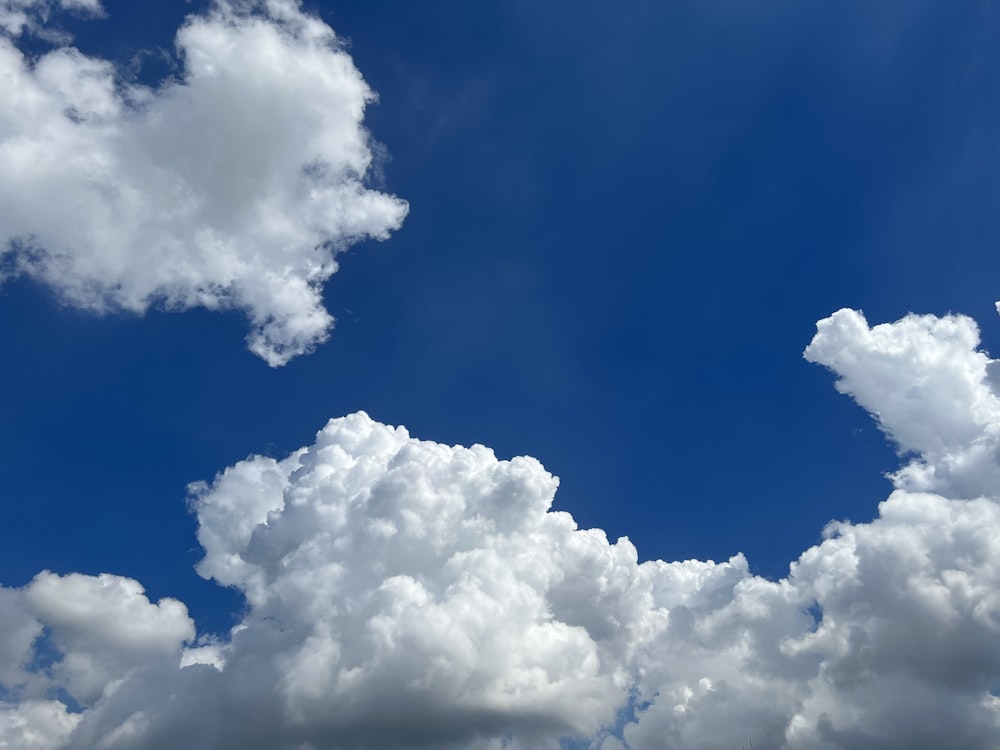 Un cielo azul con nubes blancas