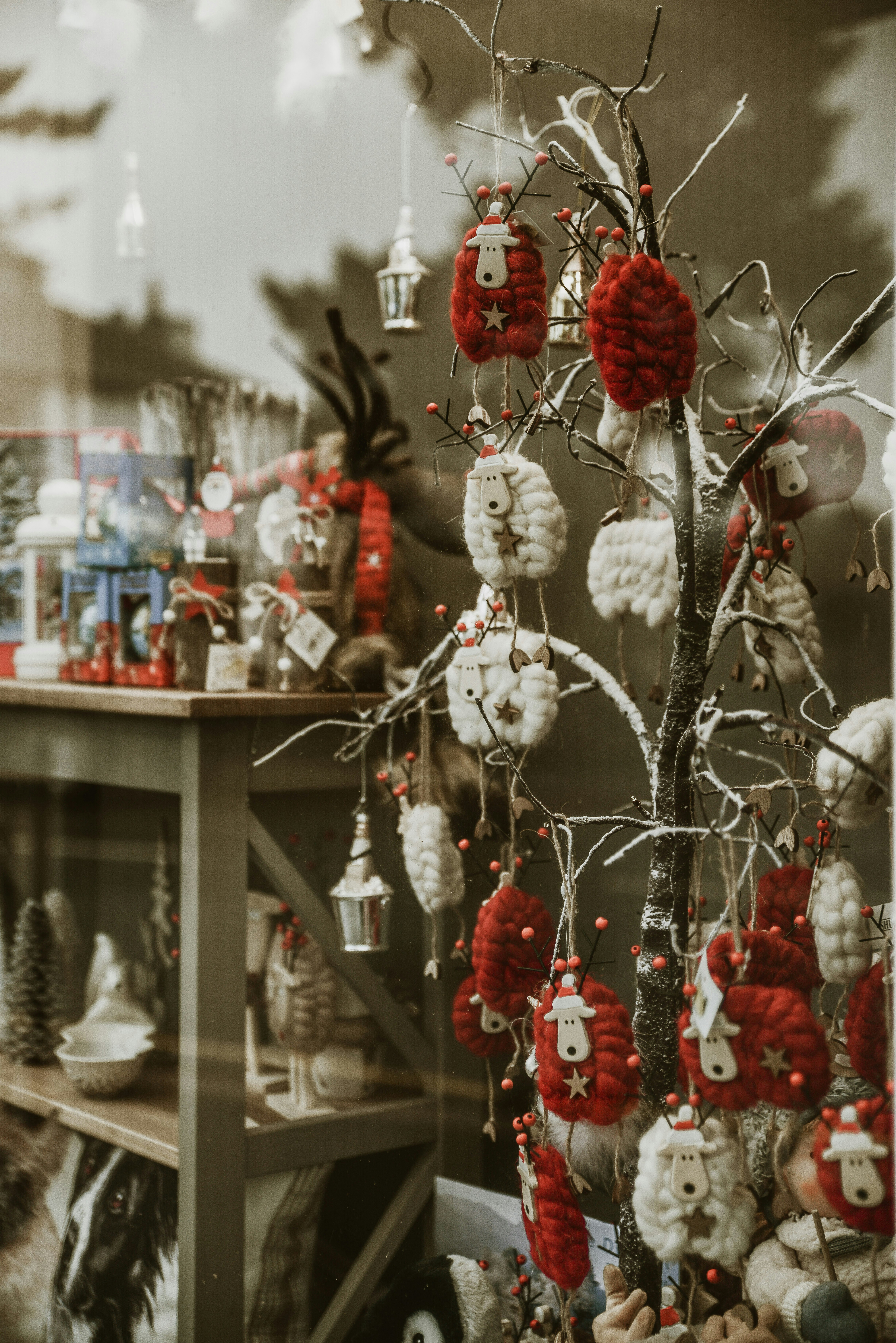 A christmas tree with ornaments photo – Free Christmas Image on Unsplash, image size:3000x4495