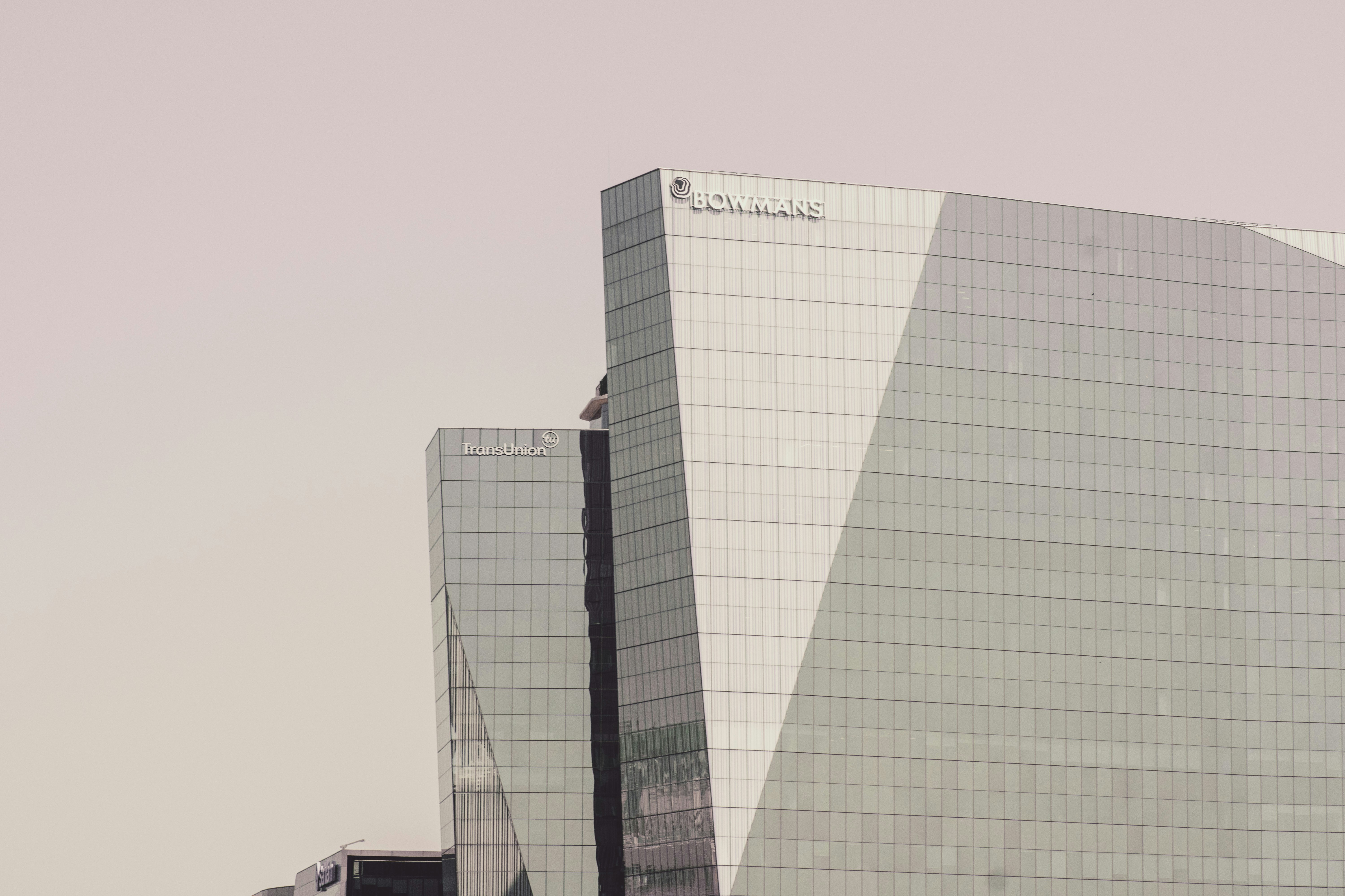 ein hohes Gebäude mit einem Schild darauf