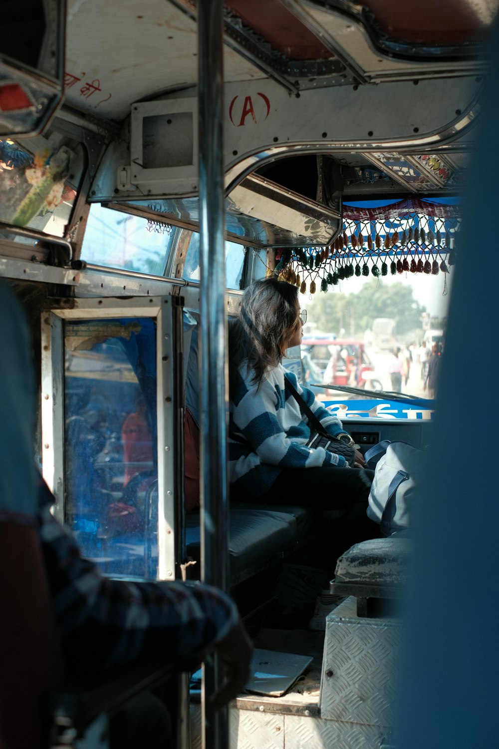 una persona seduta in un autobus