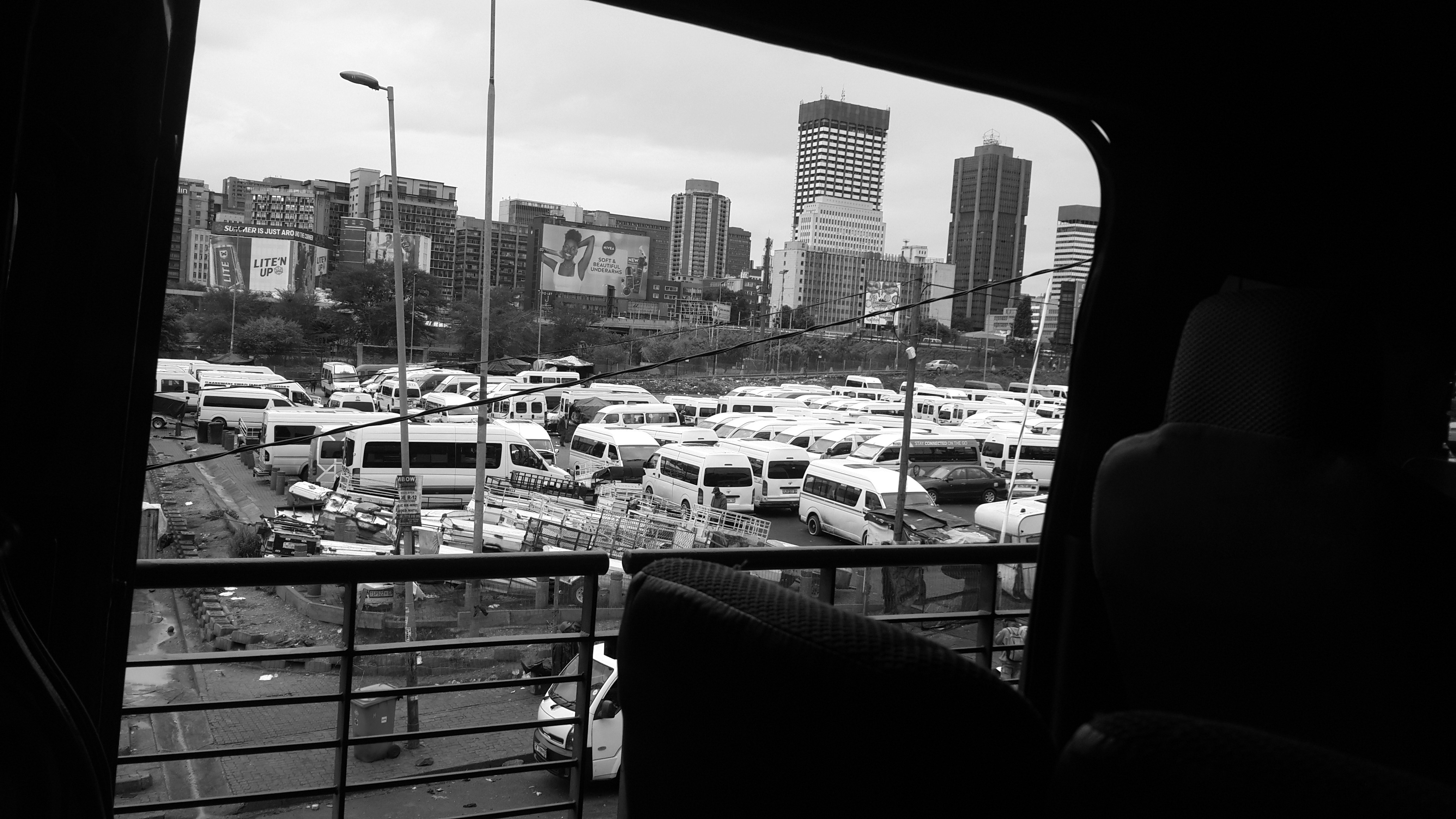 Blick auf einen Parkplatz mit vielen Autos und Gebäuden