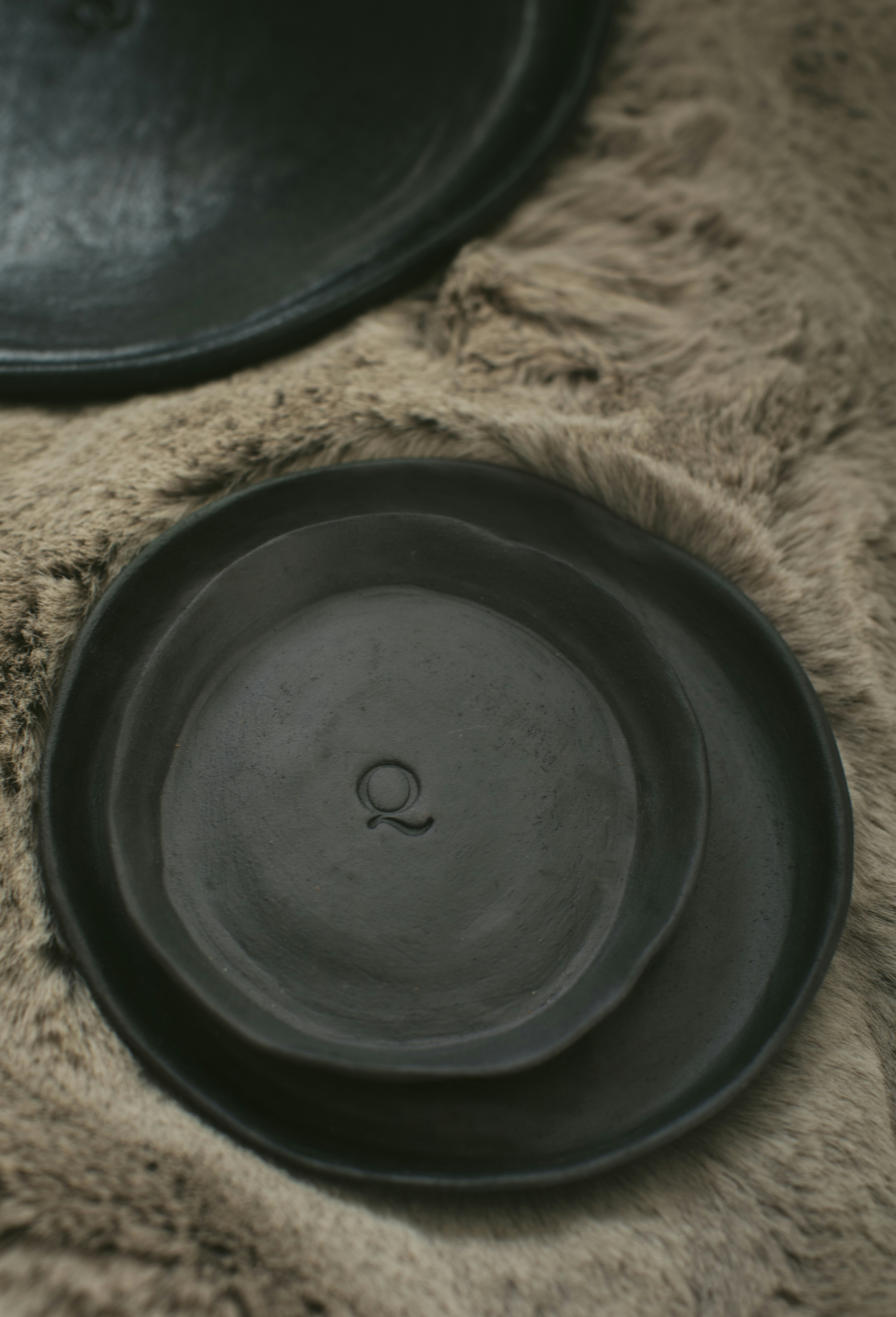 카펫 위의 검은 스피커