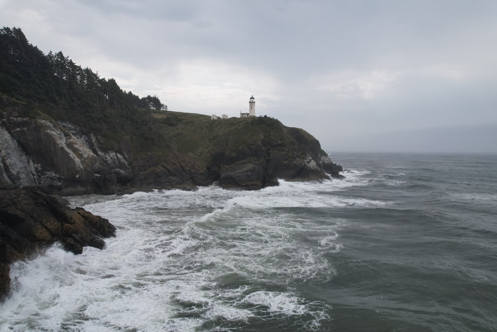Un phare sur une côte rocheuse
