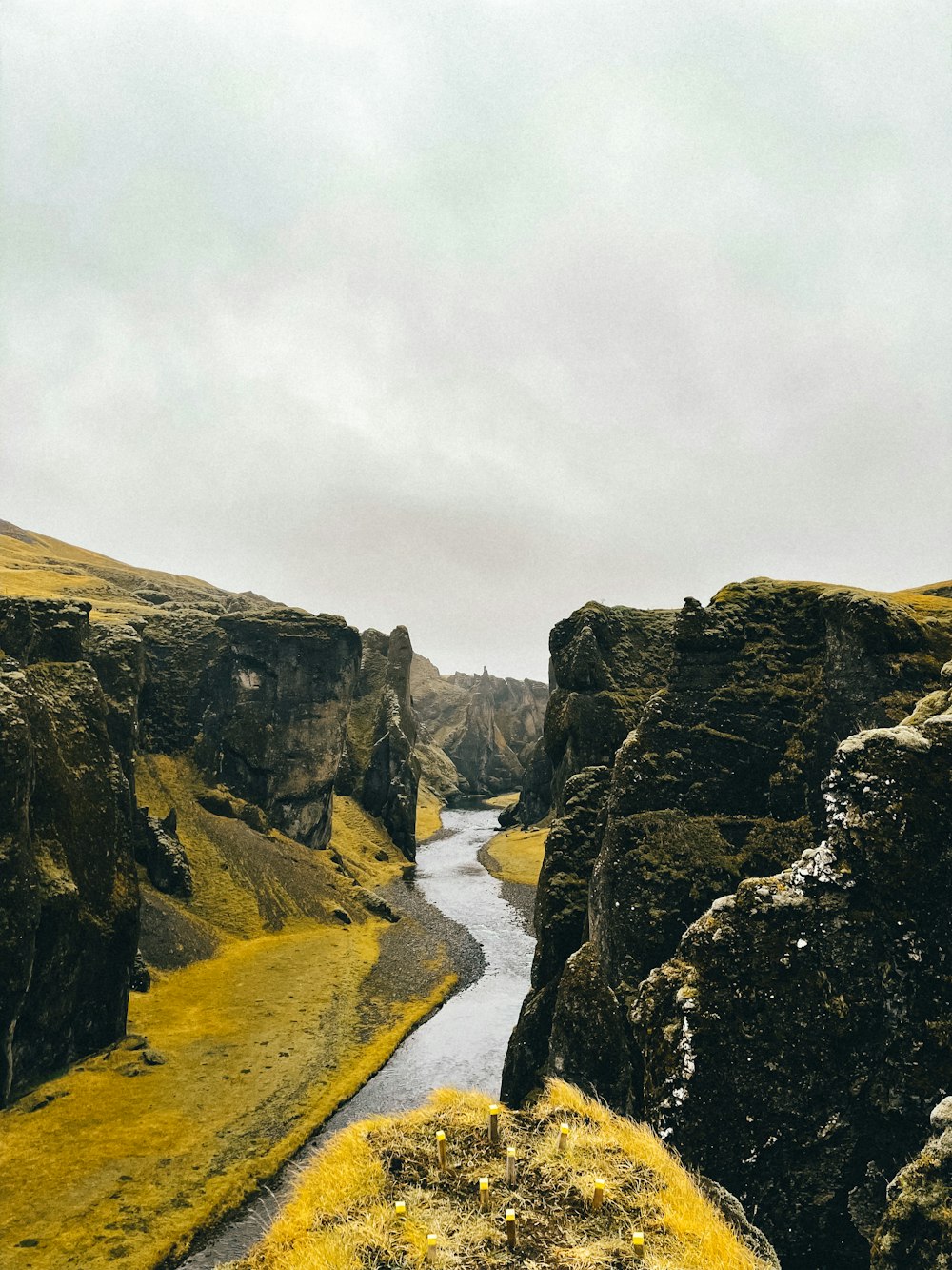 Un fiume che attraversa un canyon