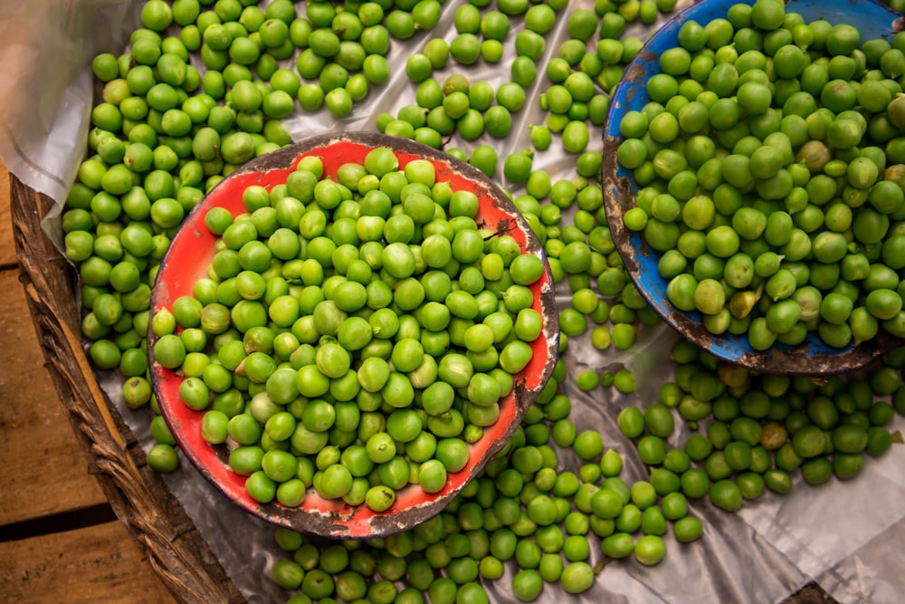 Eine Gruppe Körbe voller grüner Trauben