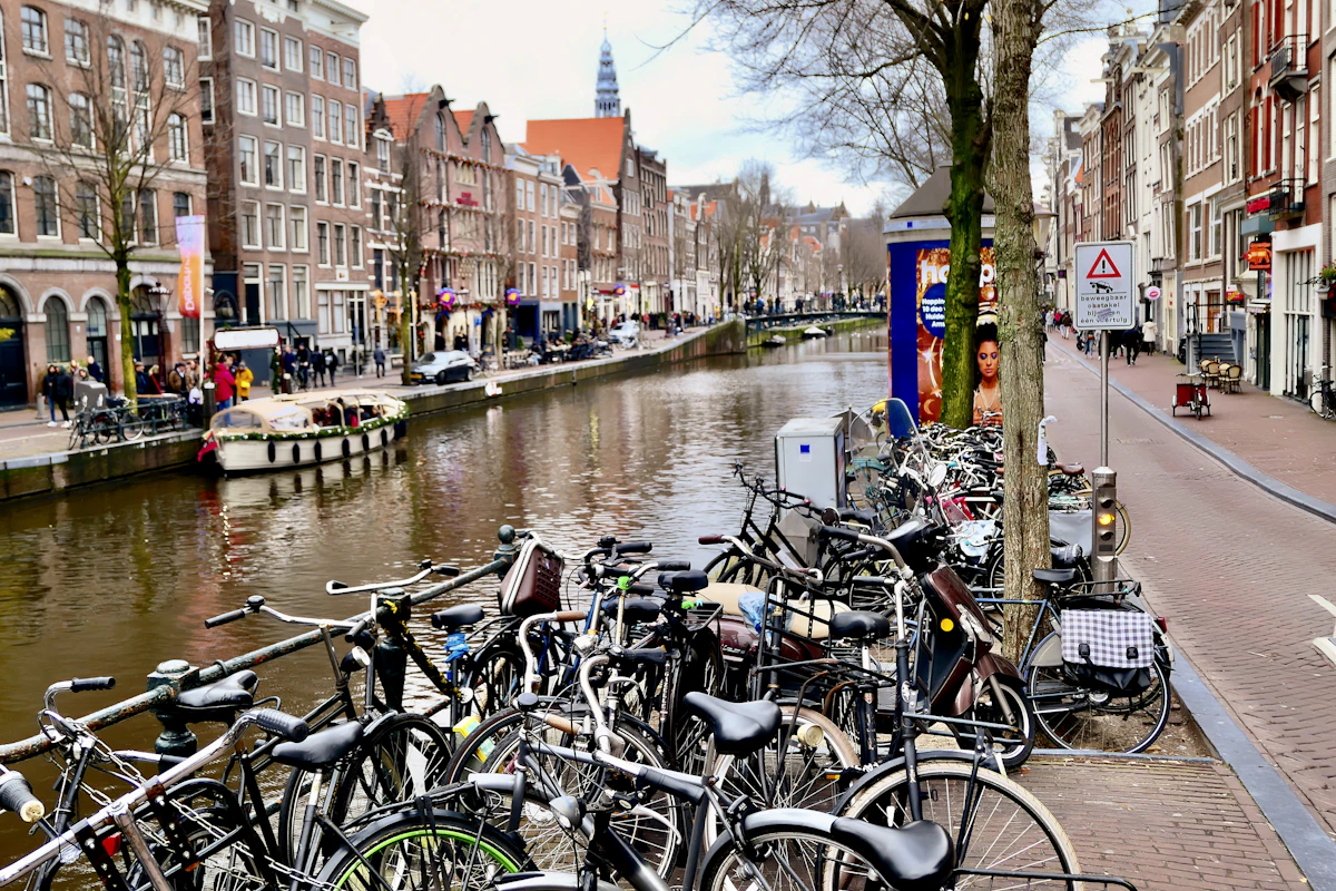 Geparkeerde fietsen langs een Amsterdamse gracht