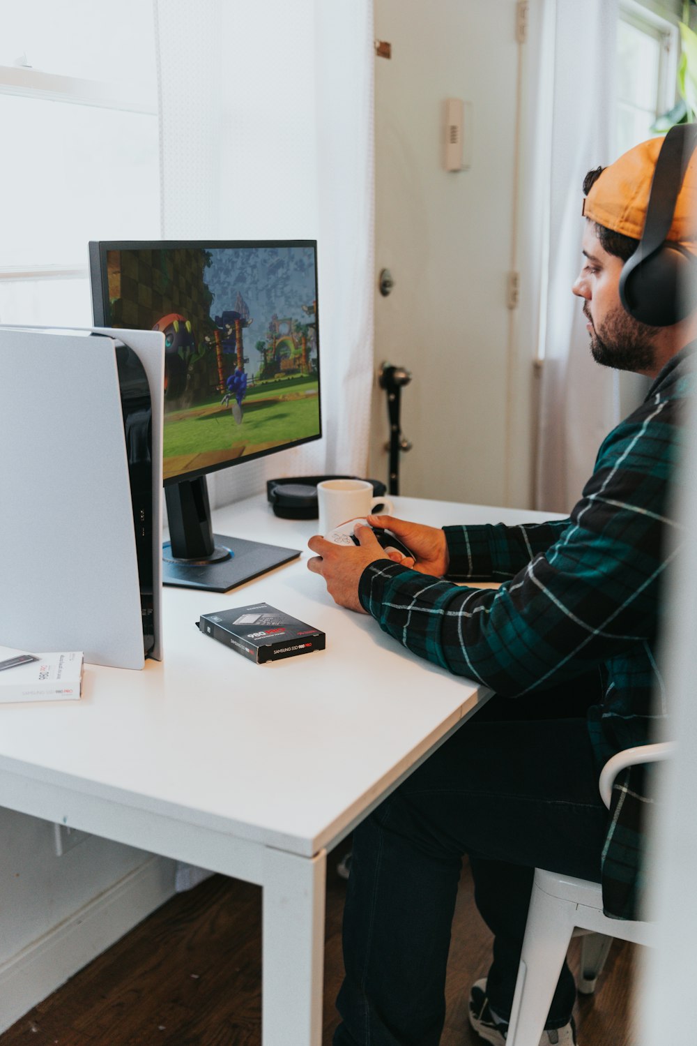 une personne portant un masque et assise à un bureau