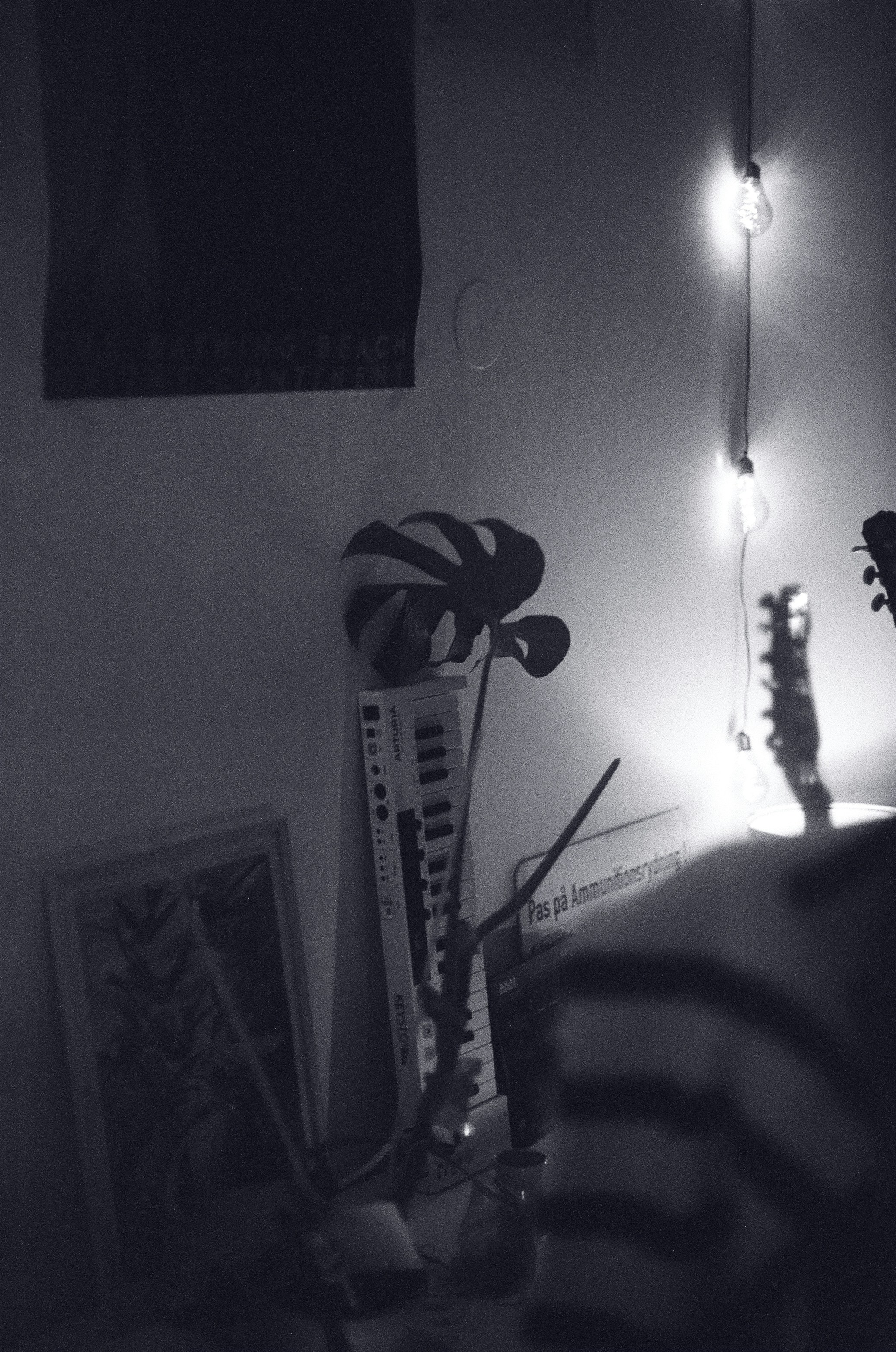 Eine Gitarre, die an einer Wand lehnt