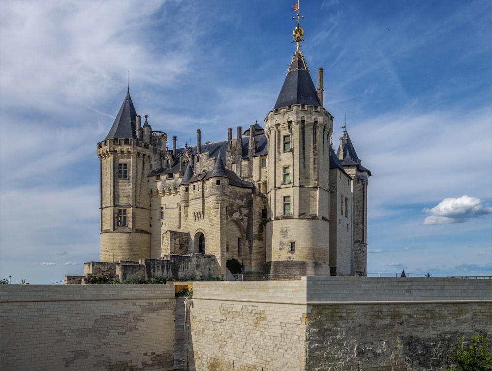 Un château au ciel bleu