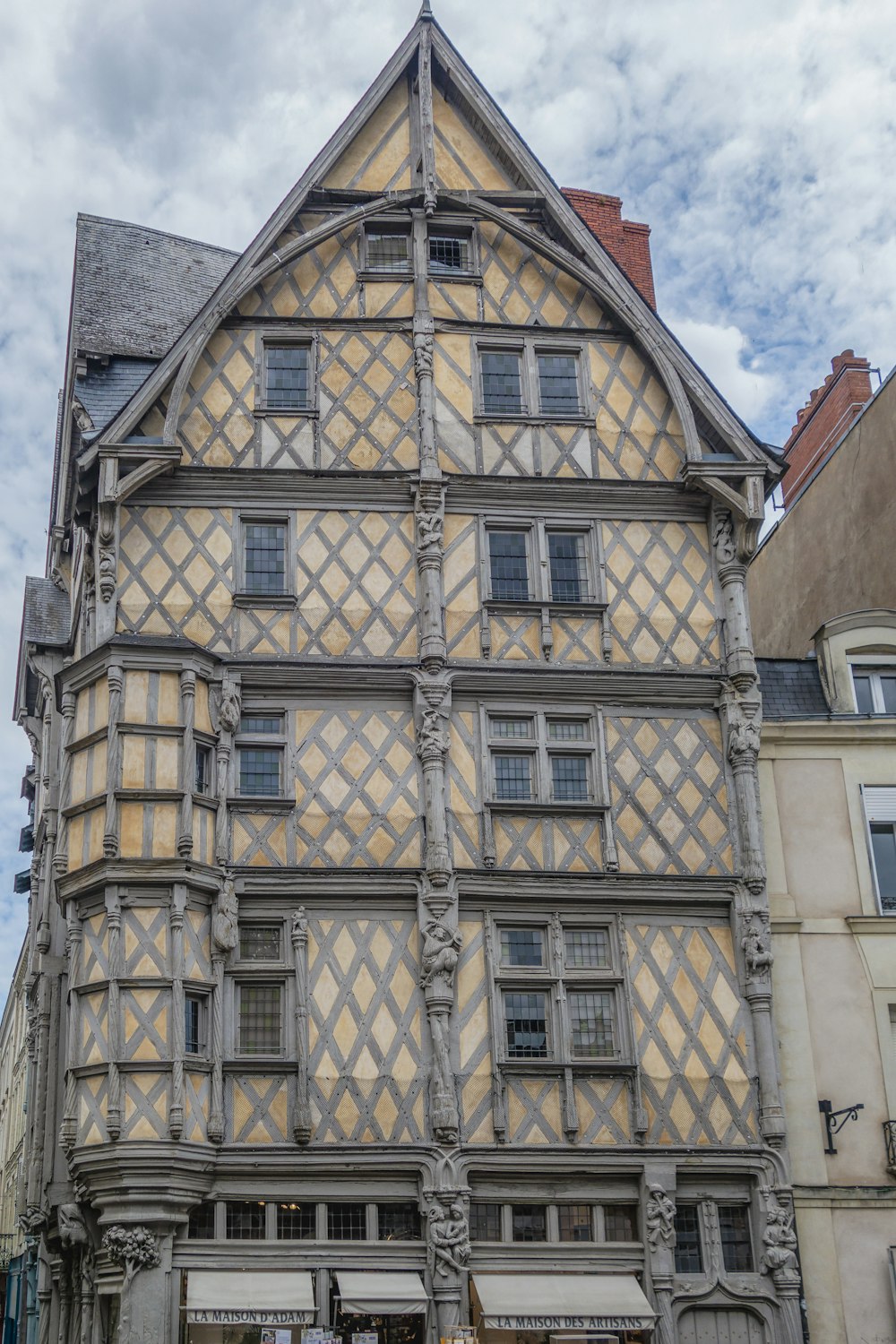 un grand bâtiment avec un toit triangulaire