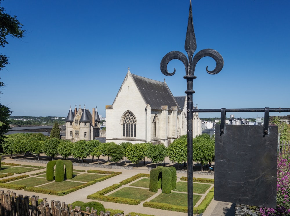 Une église avec une croix en face