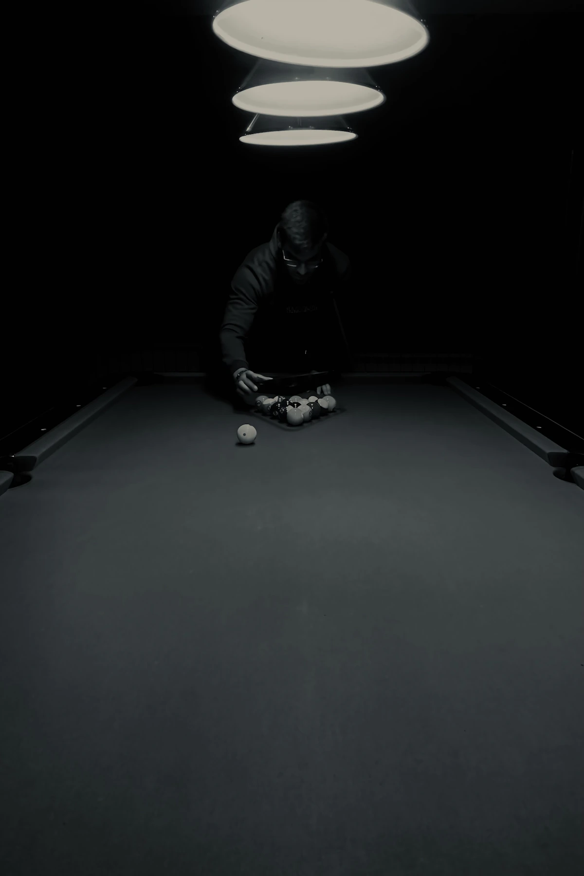 Ambiance nocturne autour d'une table de billard