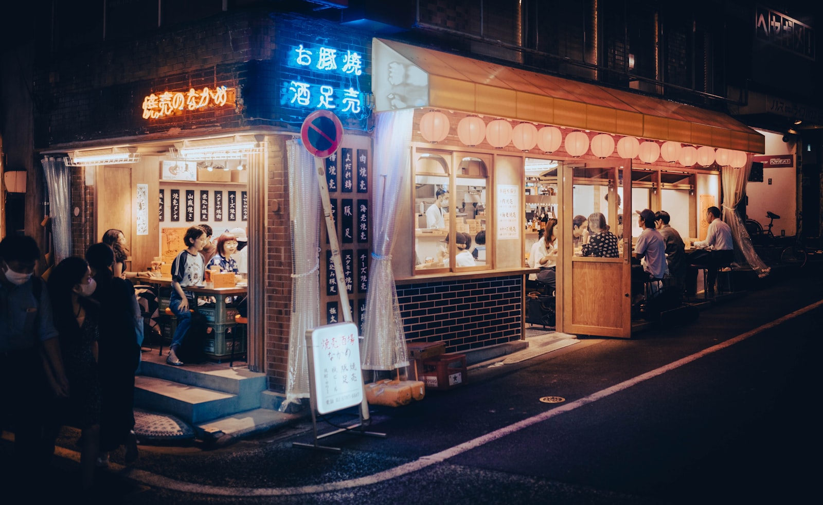 https://images.unsplash.com/photo-1668562811284-347da203e0a6?w=1600&q=80&fm=jpg&fit=crop