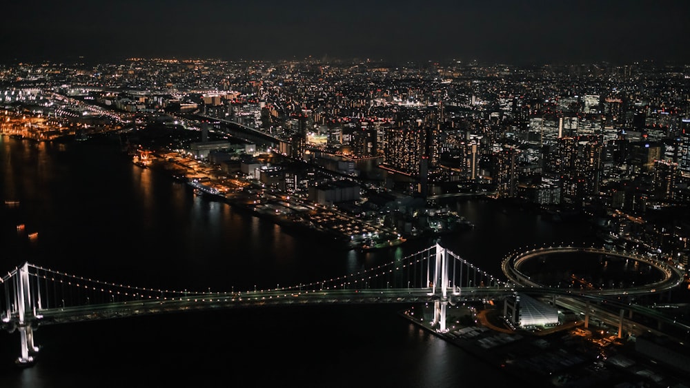 Un puente sobre un río en una ciudad de noche