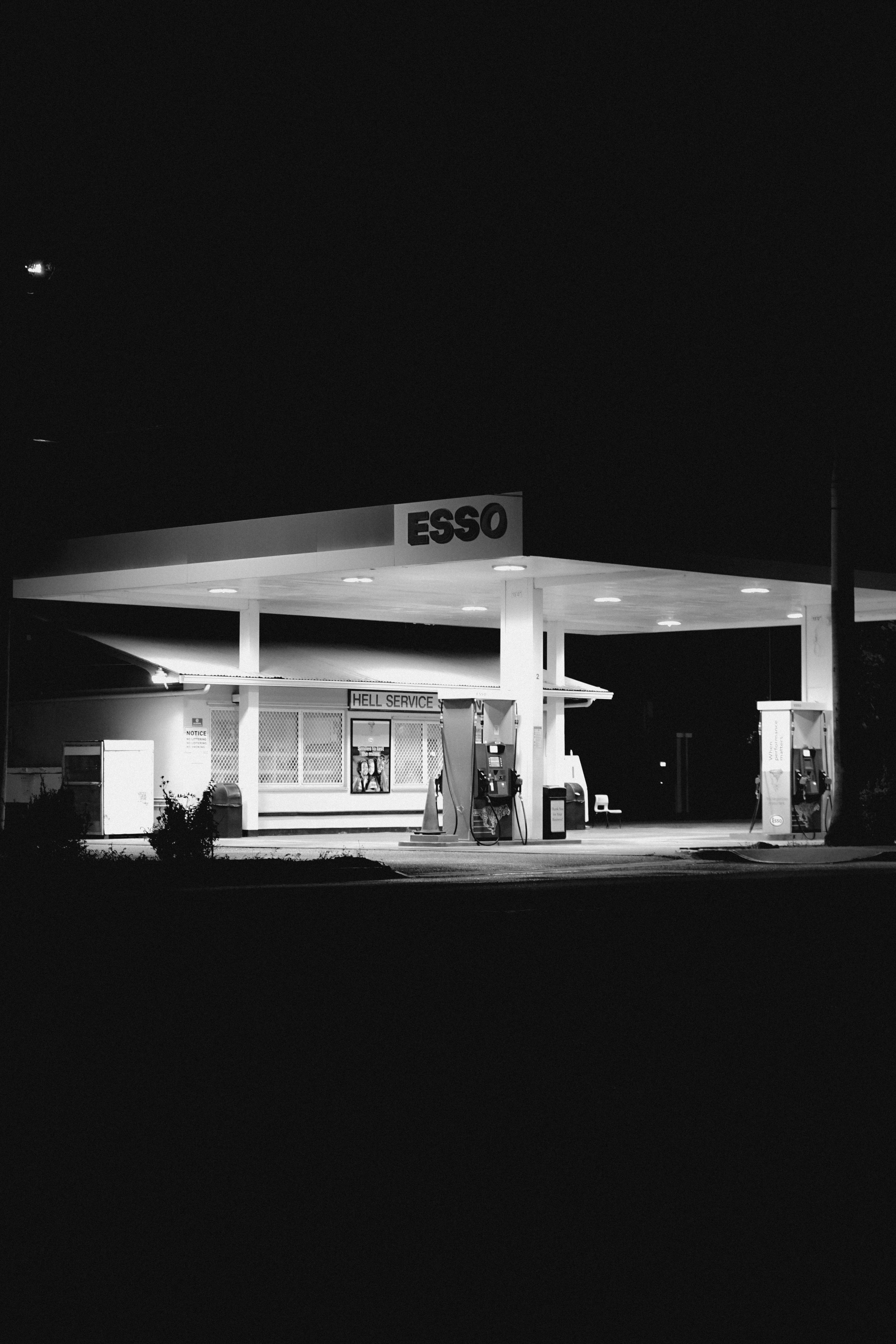 pompa bensin di malam hari
