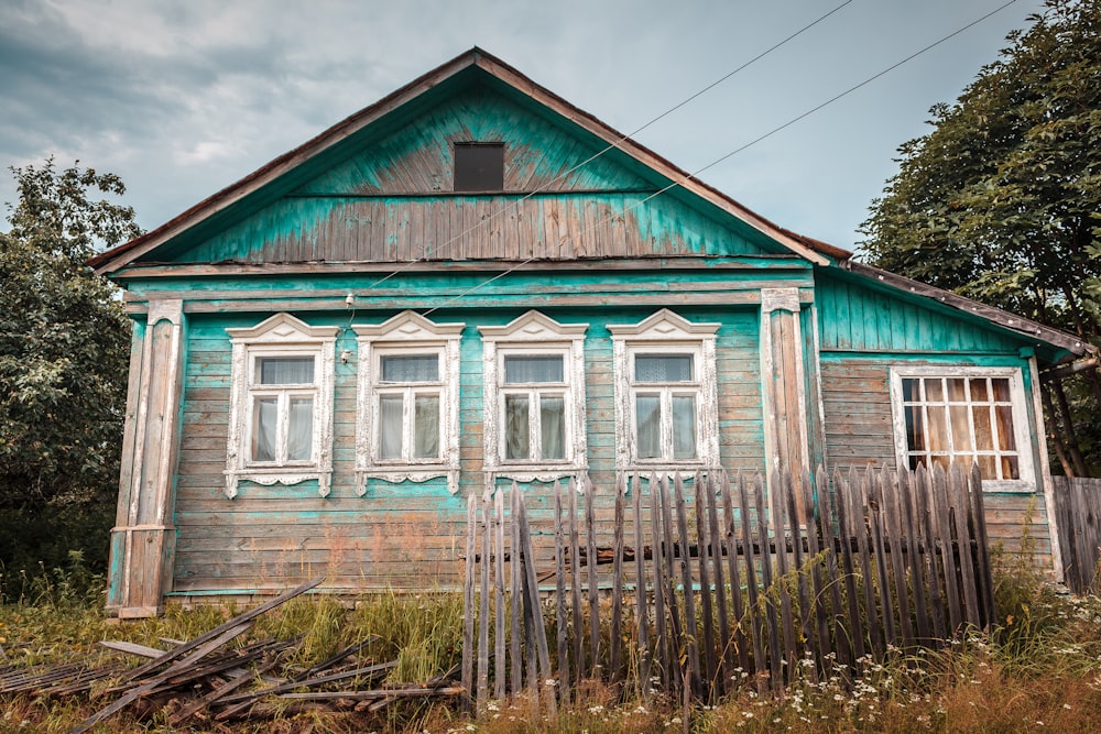 una casa con una recinzione intorno con Jesse James Home Museum sullo sfondo