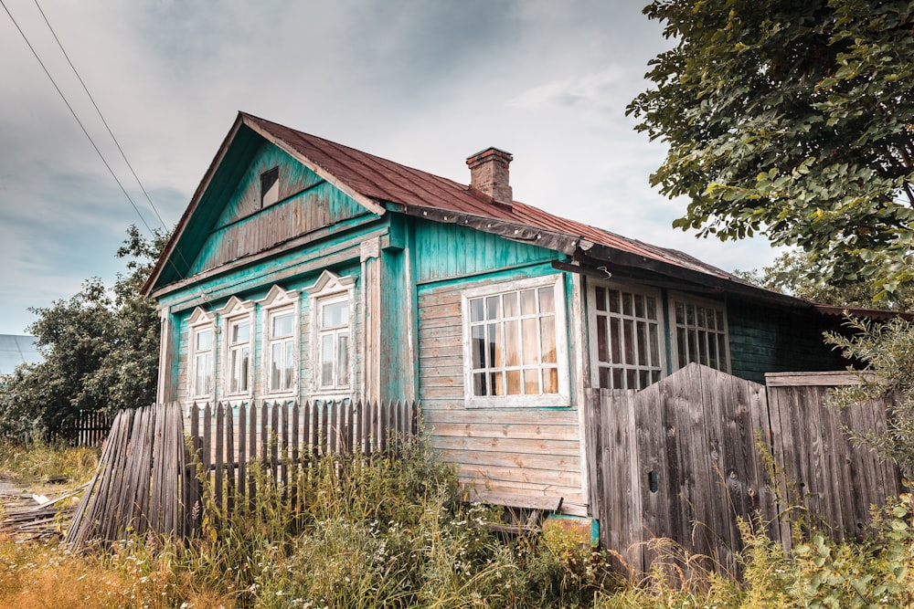 una casa de madera con valla