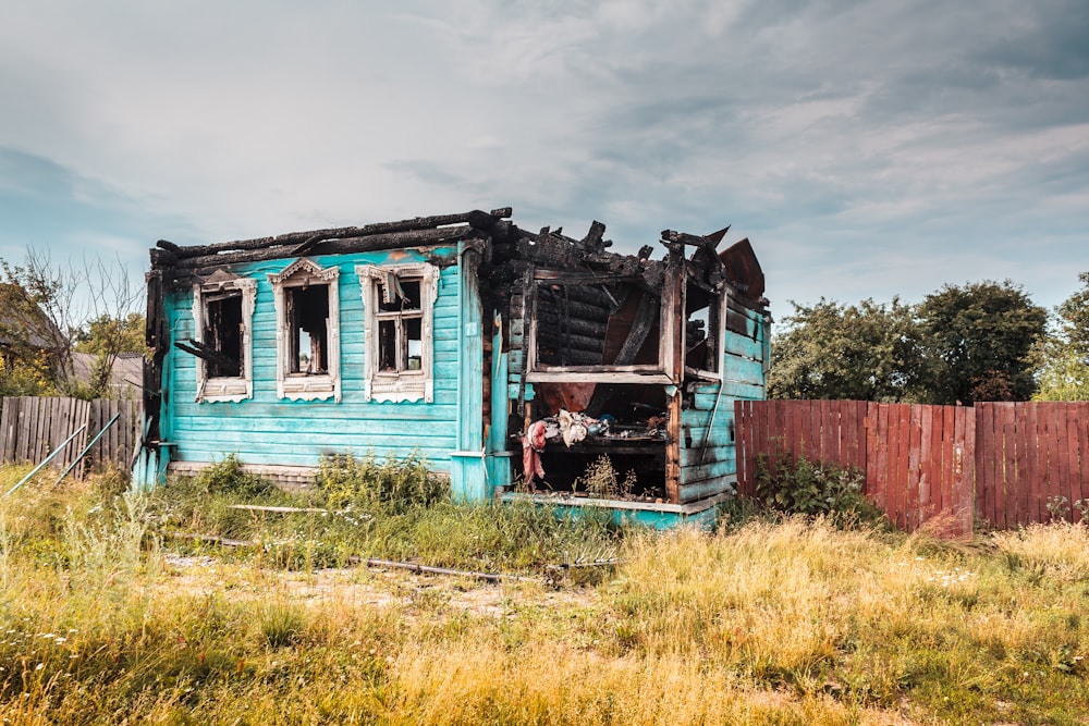 Ein blaues Haus mit Zaun