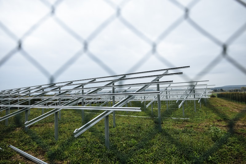 Gewächshaus mit Pflanzen, das für nachhaltige Energie steht
