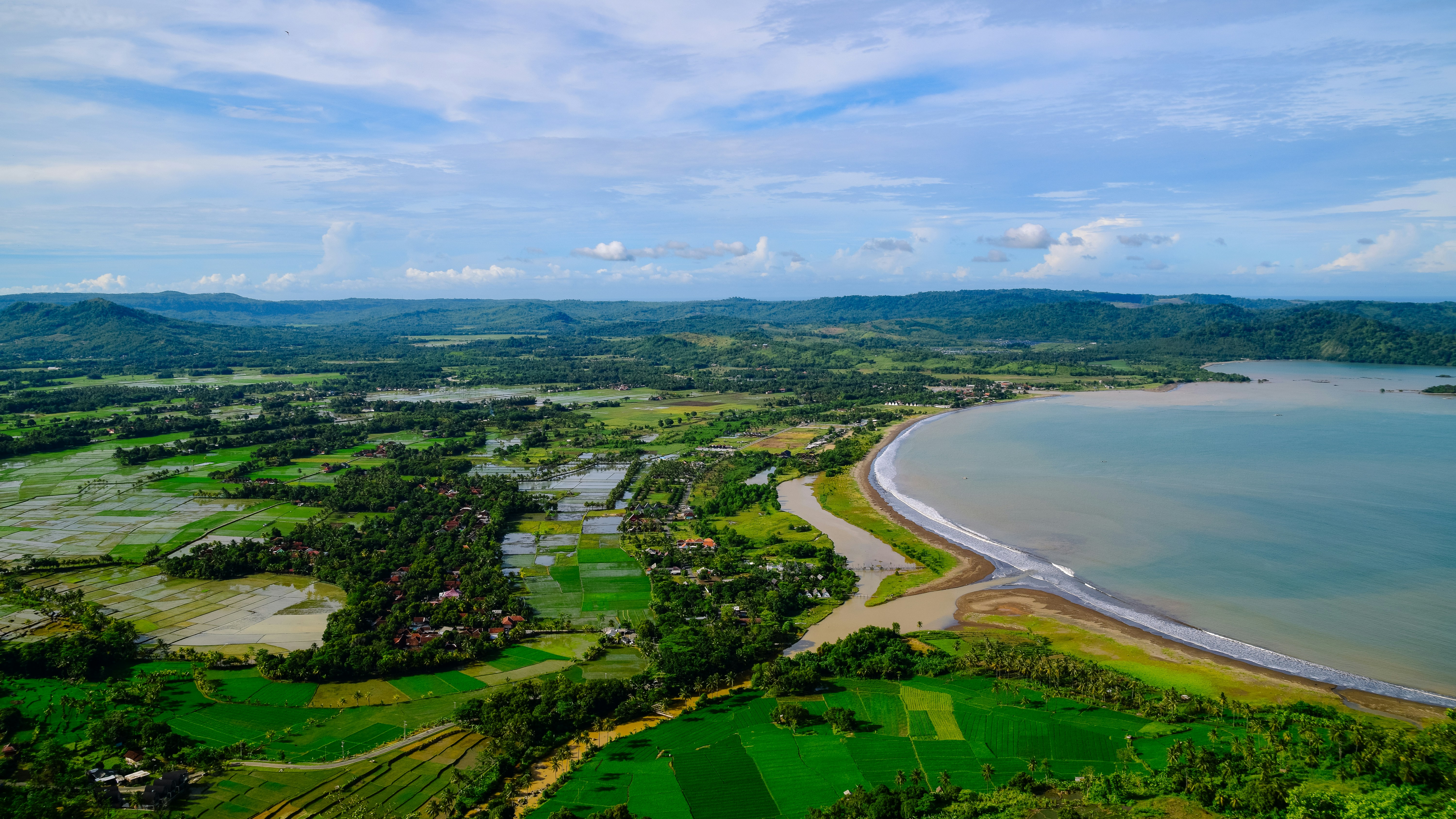 lanskap dengan badan air dan tanah dengan pepohonan