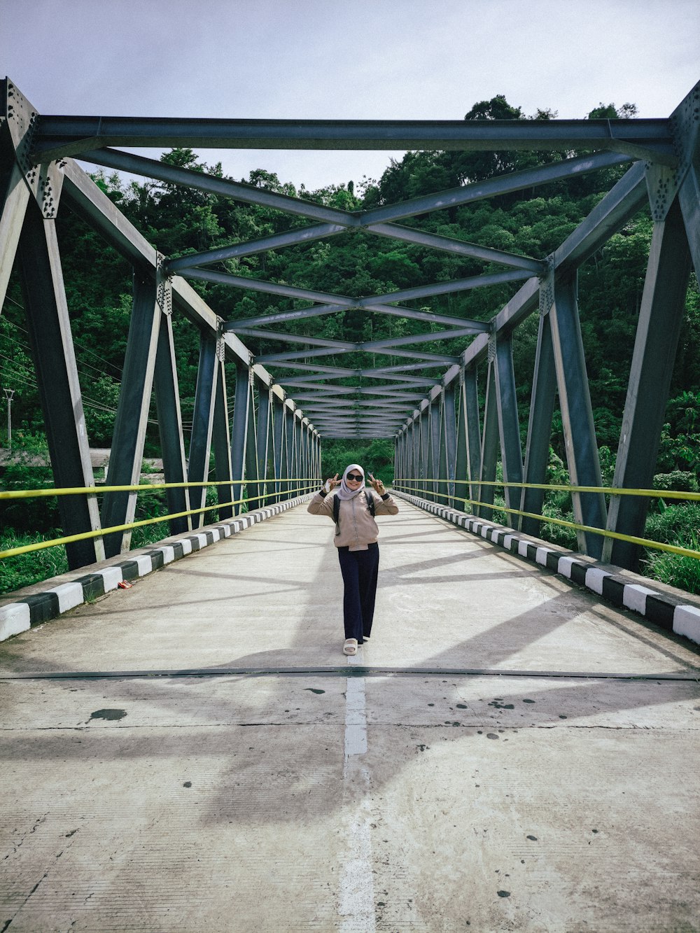 eine Person, die auf einer Brücke steht