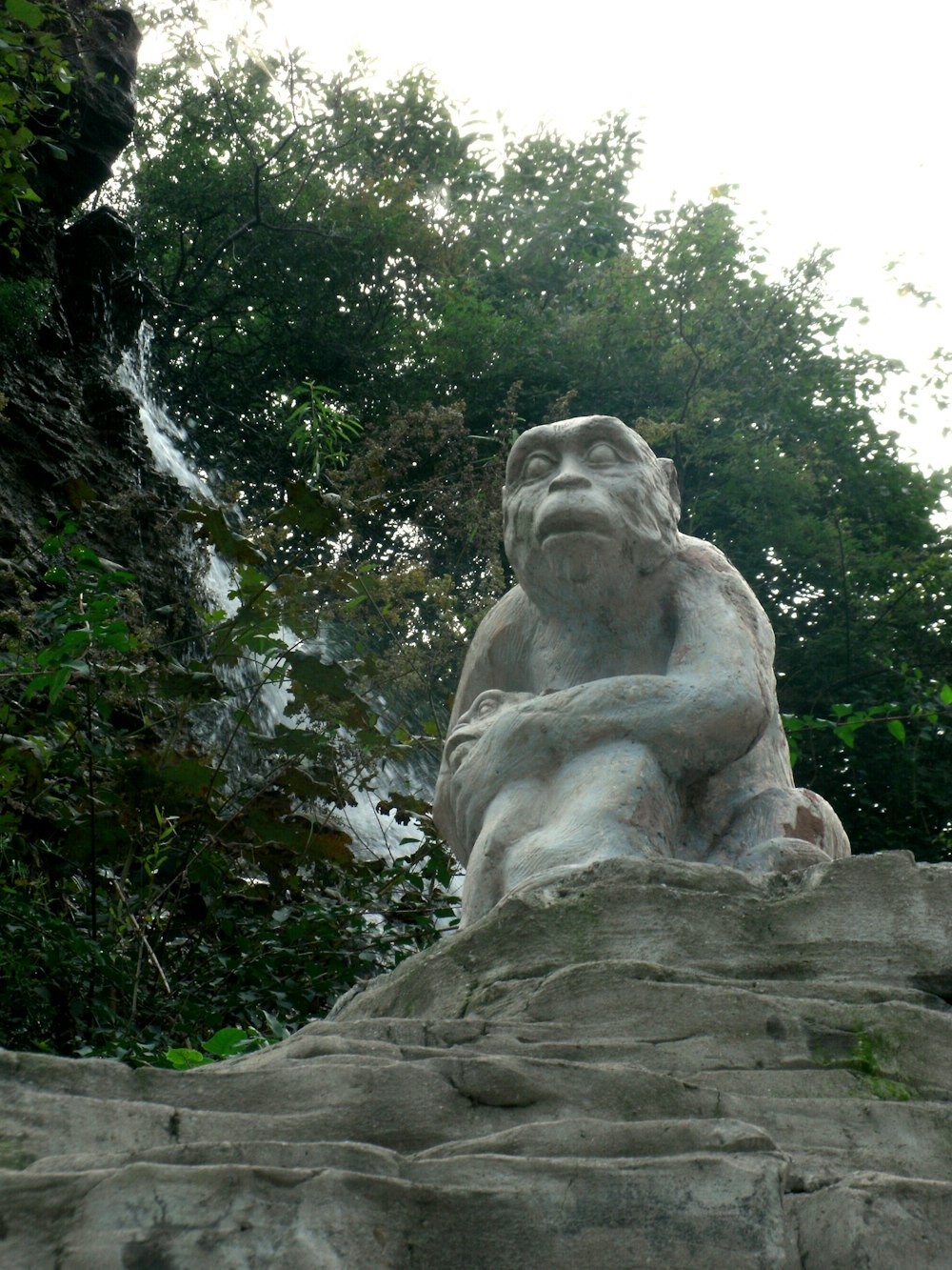 a statue of a lion