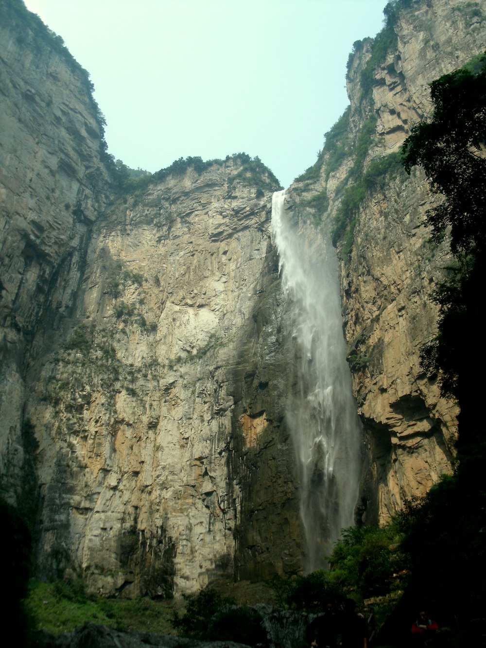 uma cachoeira em uma área rochosa