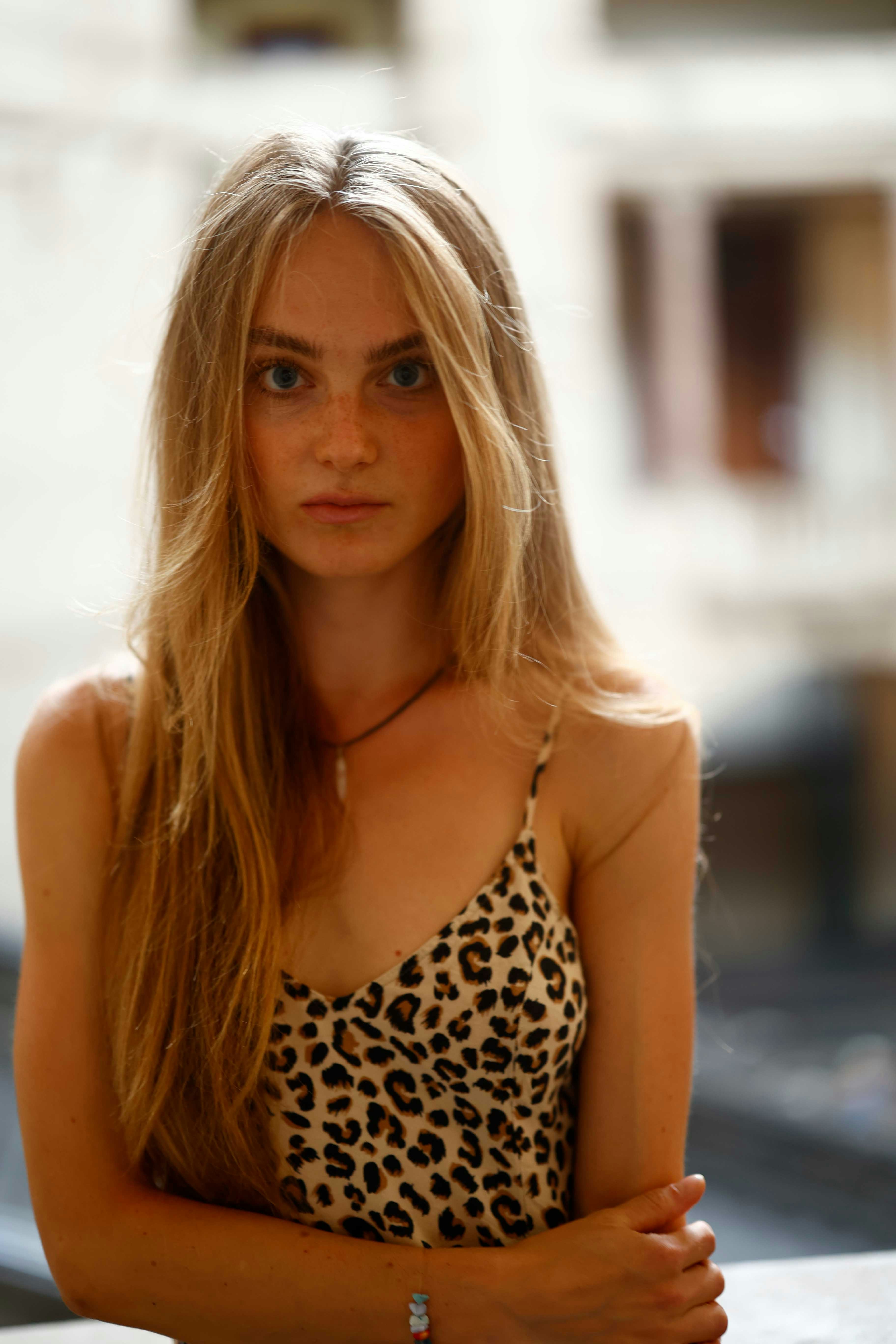 eine Frau mit langen blonden Haaren